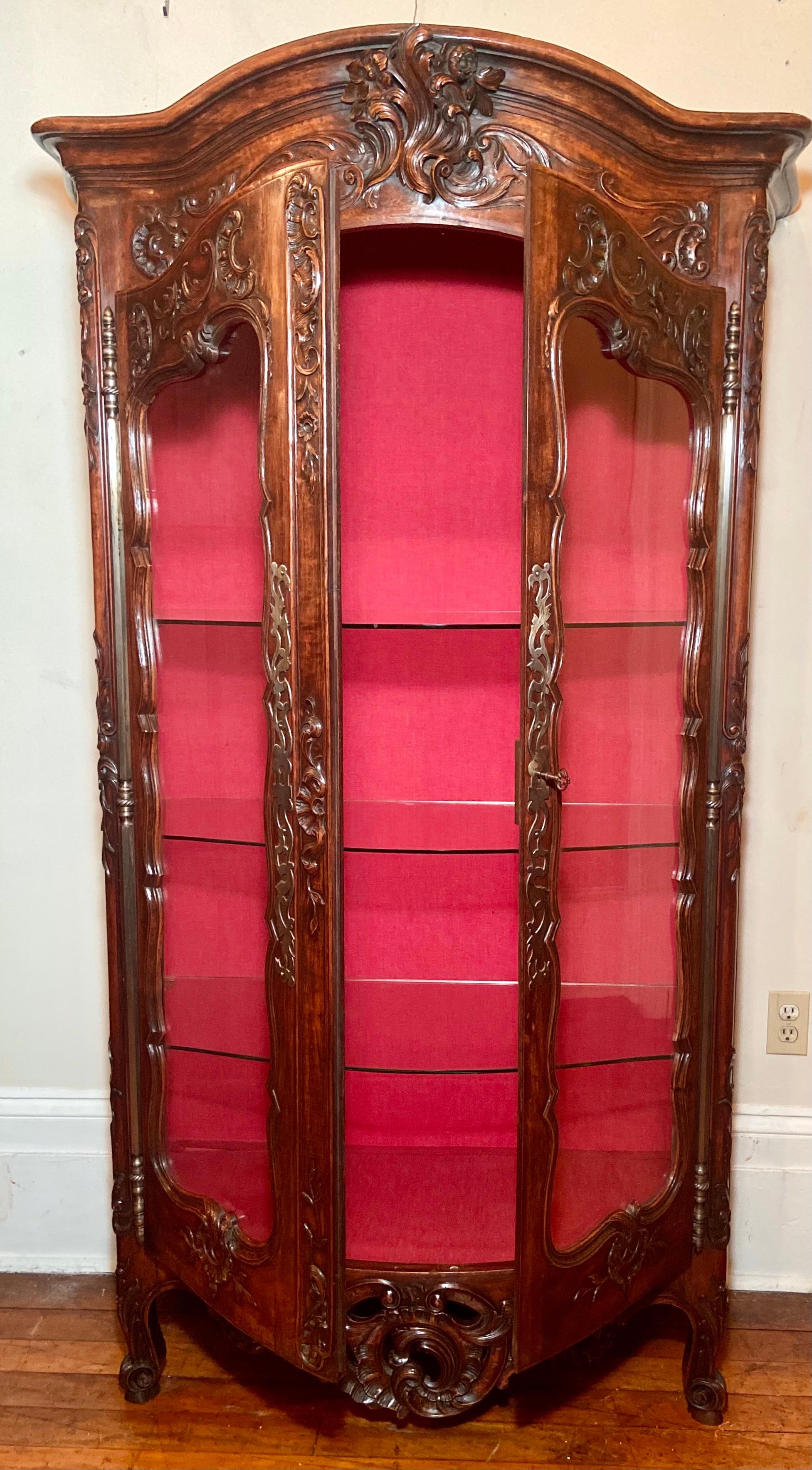 Français Ancienne armoire provinciale française en noyer sculpté, vers 1880 en vente
