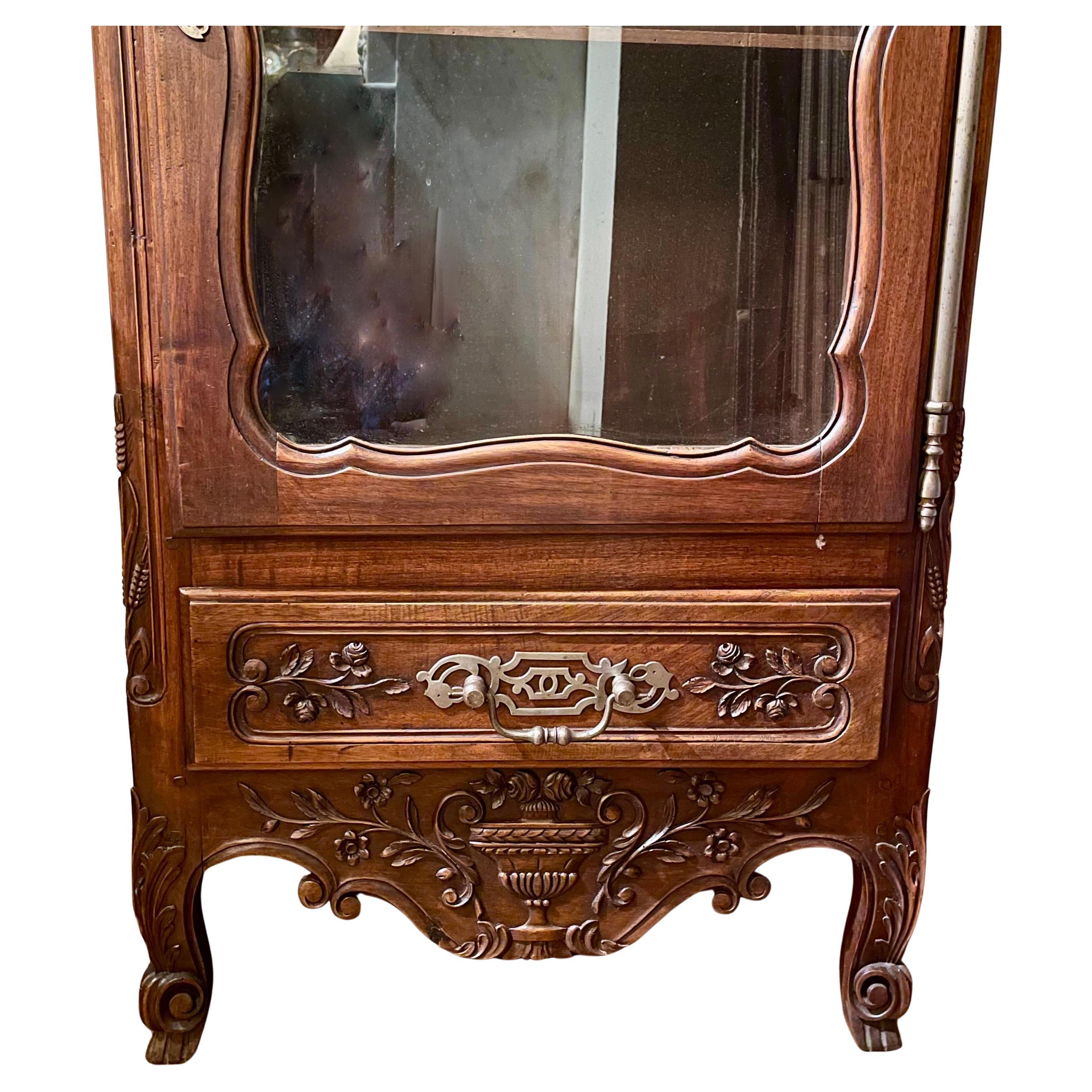 Ancienne Bonnetière provinciale française en noyer sculpté, vers 1880.
Equipé d'étagères intérieures et d'un tiroir inférieur.