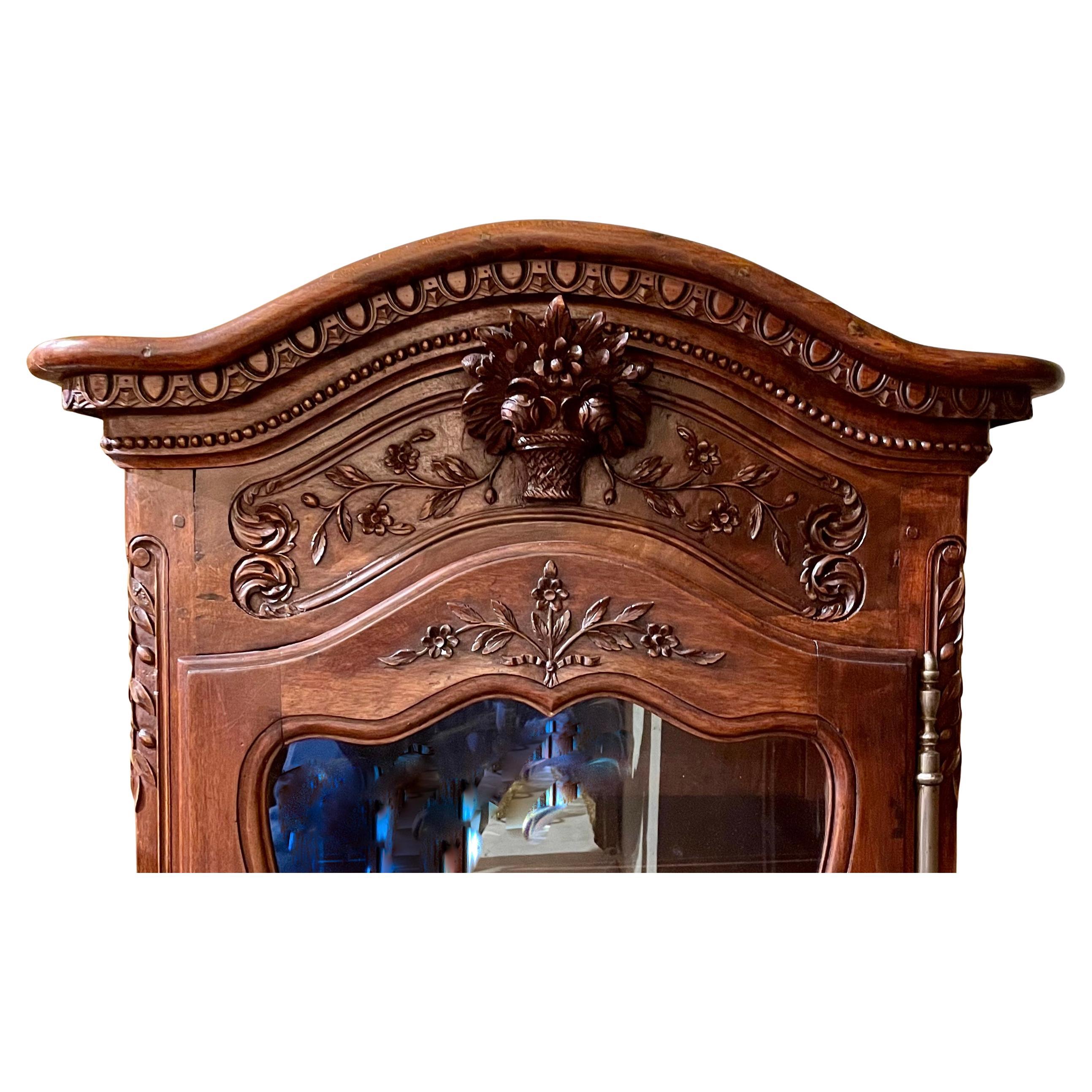 Ancienne Bonnetière provinciale française en noyer sculpté, vers 1880. Bon état - En vente à New Orleans, LA
