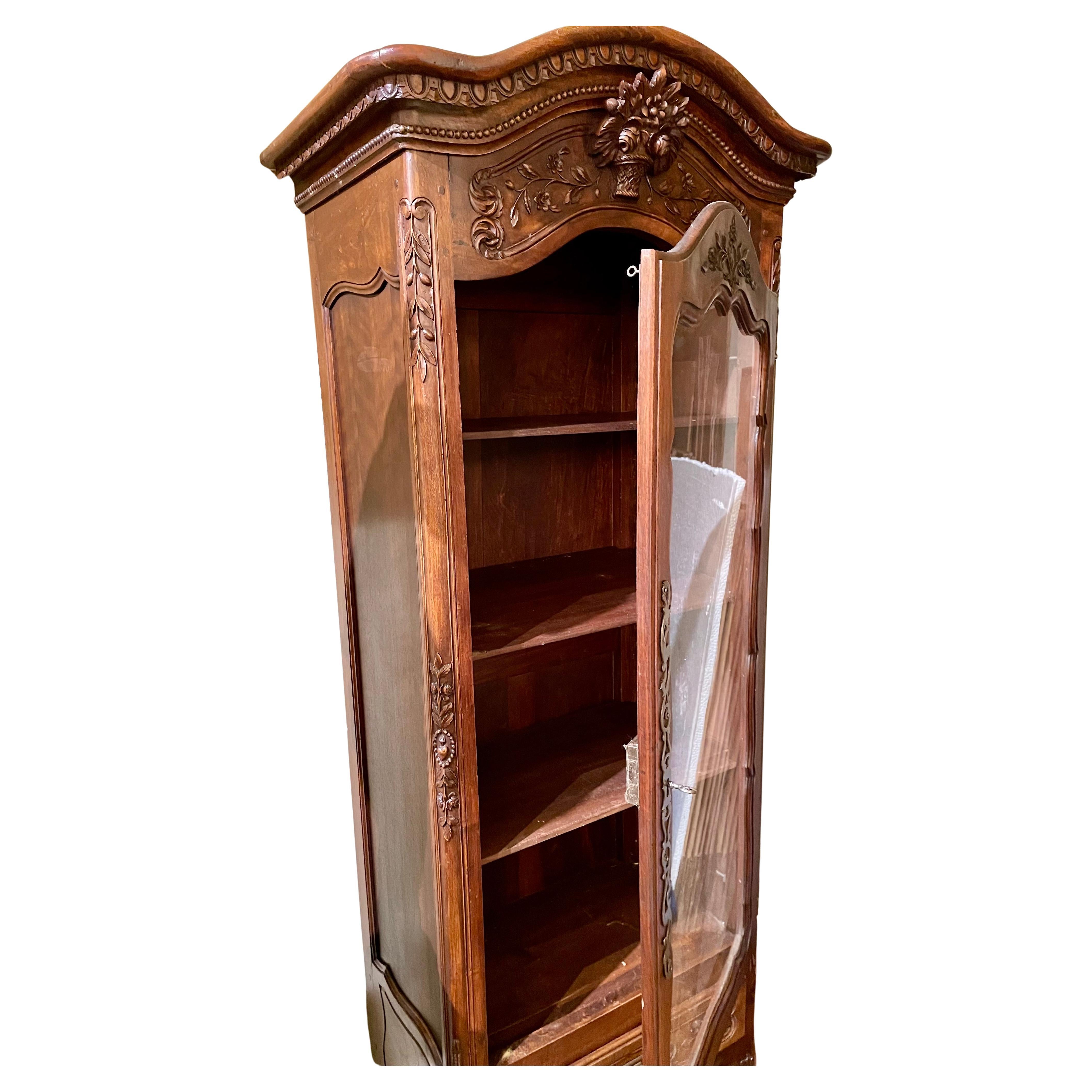 Noyer Ancienne Bonnetière provinciale française en noyer sculpté, vers 1880. en vente