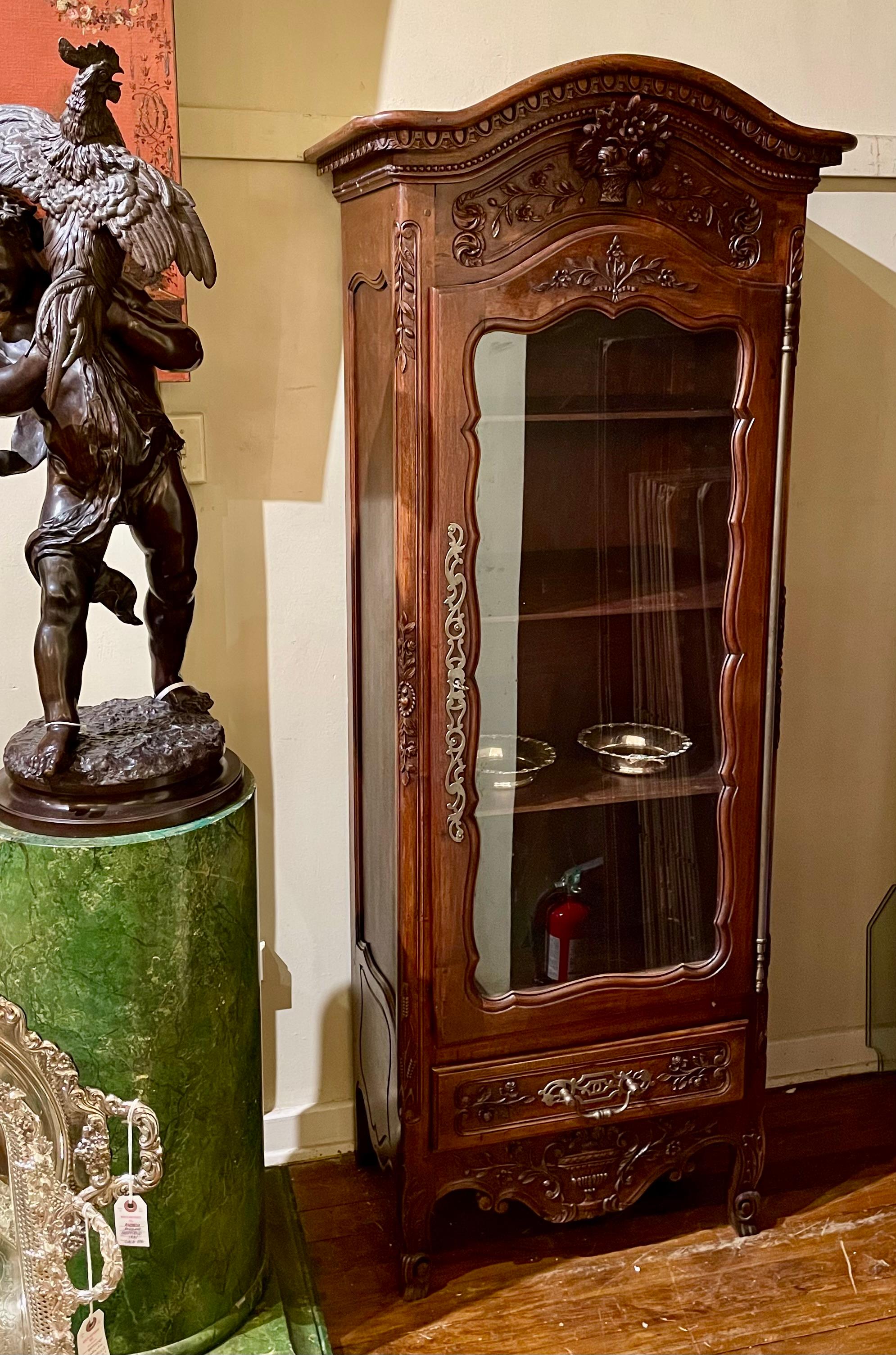 Ancienne Bonnetière provinciale française en noyer sculpté, vers 1880. en vente 1