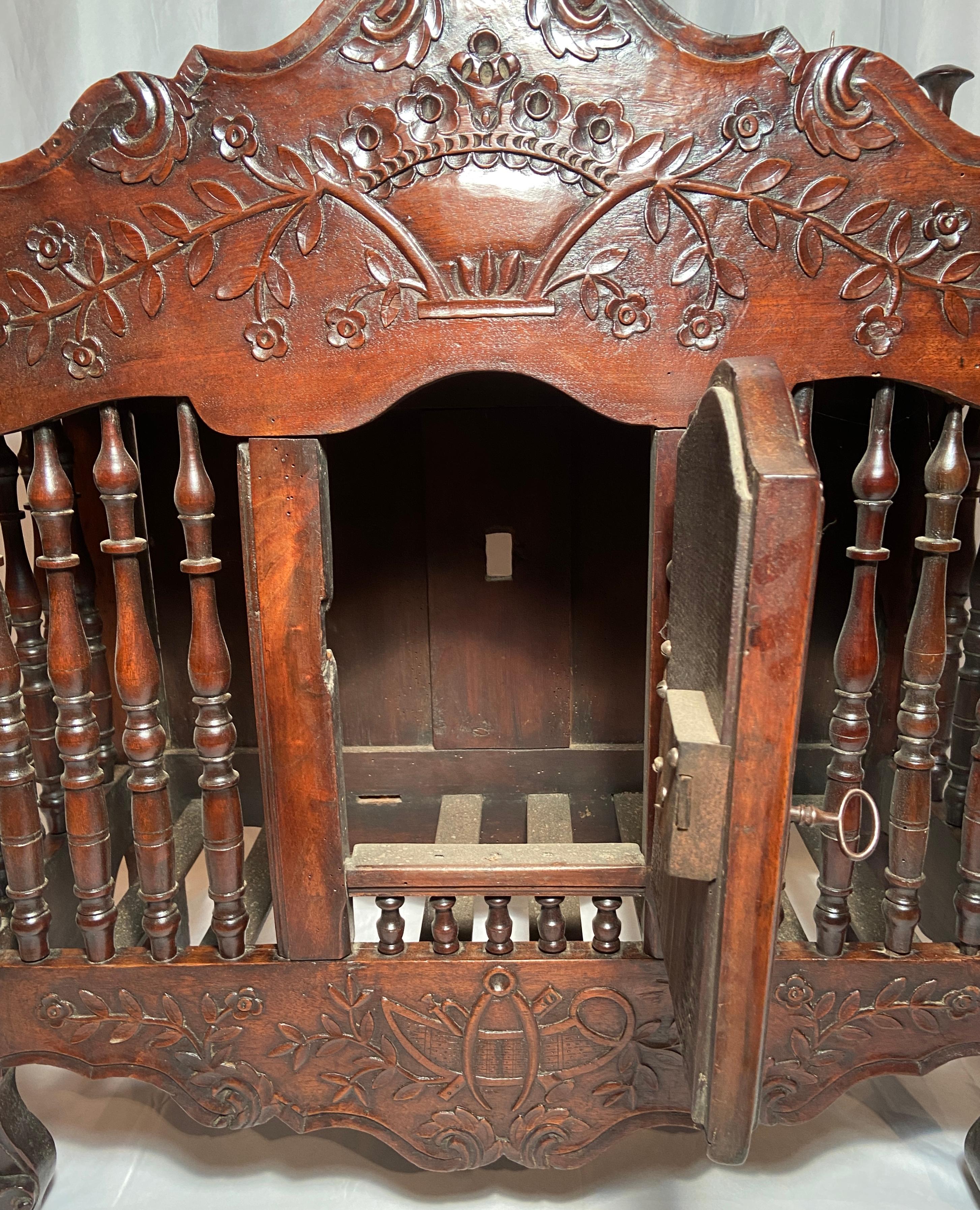 Ancienne armoire provinciale française en noyer sculpté « Panetiere », vers 1880. Bon état - En vente à New Orleans, LA