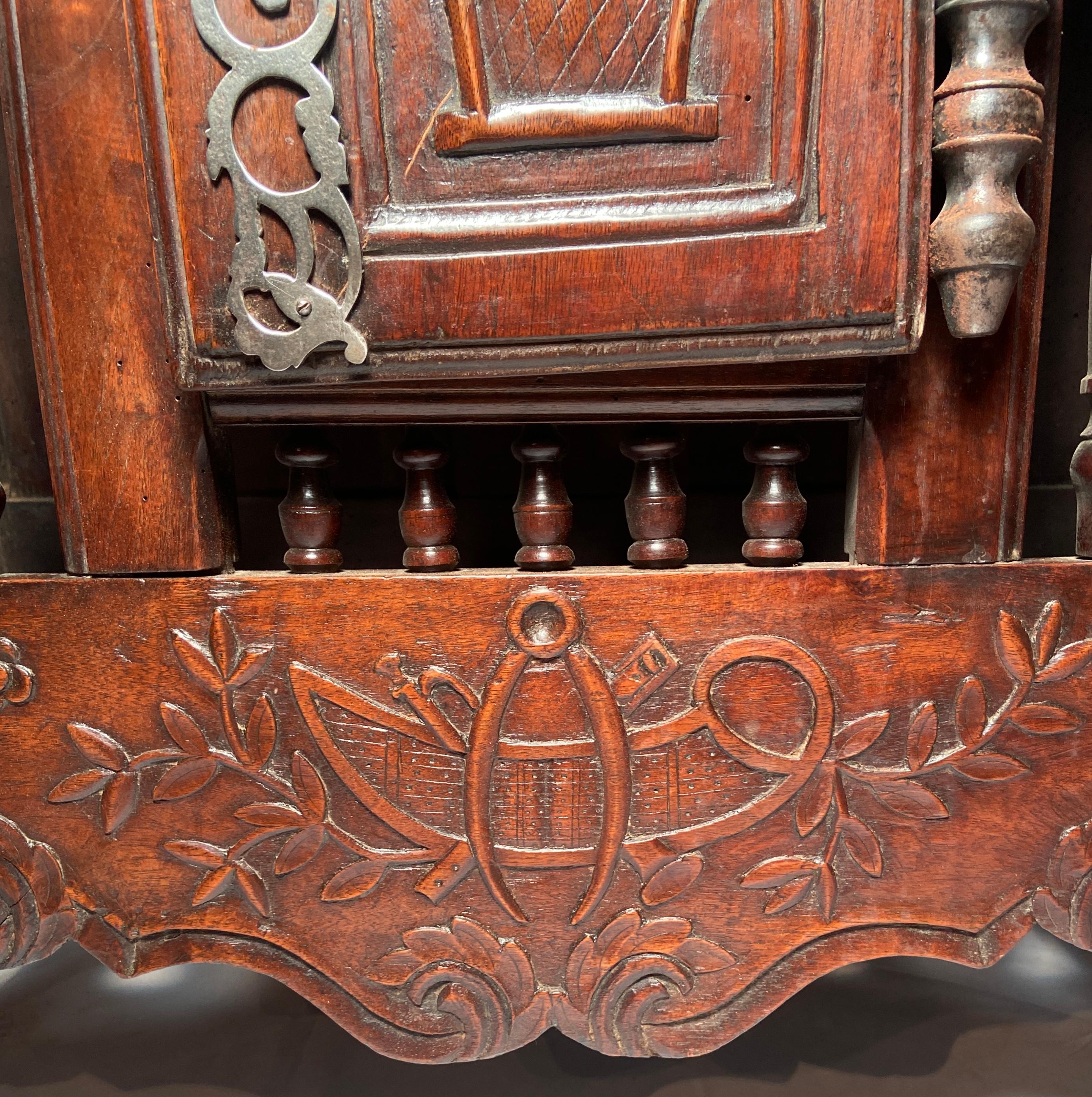 Ancienne armoire provinciale française en noyer sculpté « Panetiere », vers 1880. en vente 1