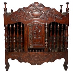 Antiker französischer Provinzischrank aus geschnitztem Nussbaumholz „Panetiere“, um 1880.
