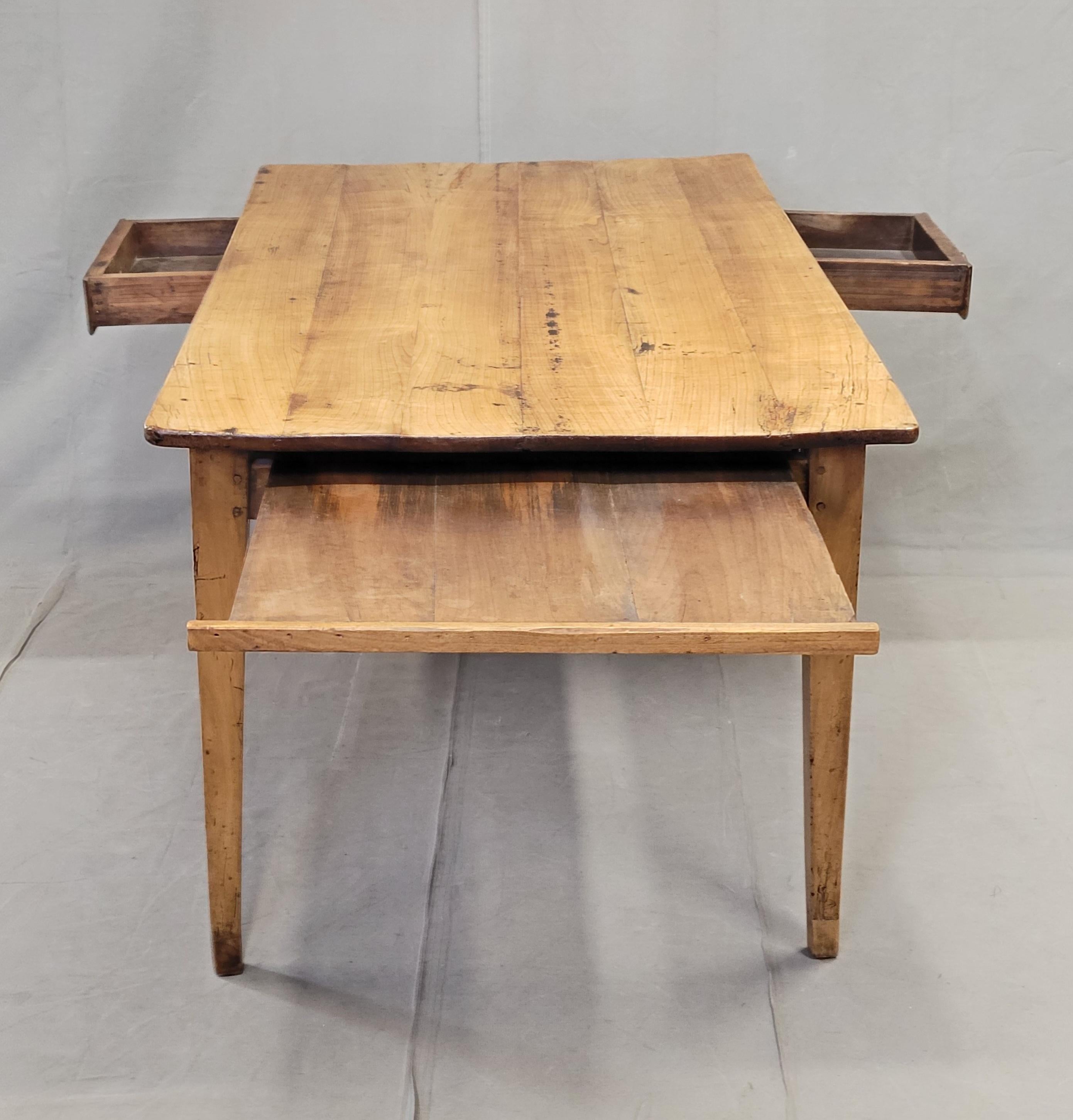 Table de ferme provinciale française ancienne en cerisier avec buffet et 2 tiroirs 2