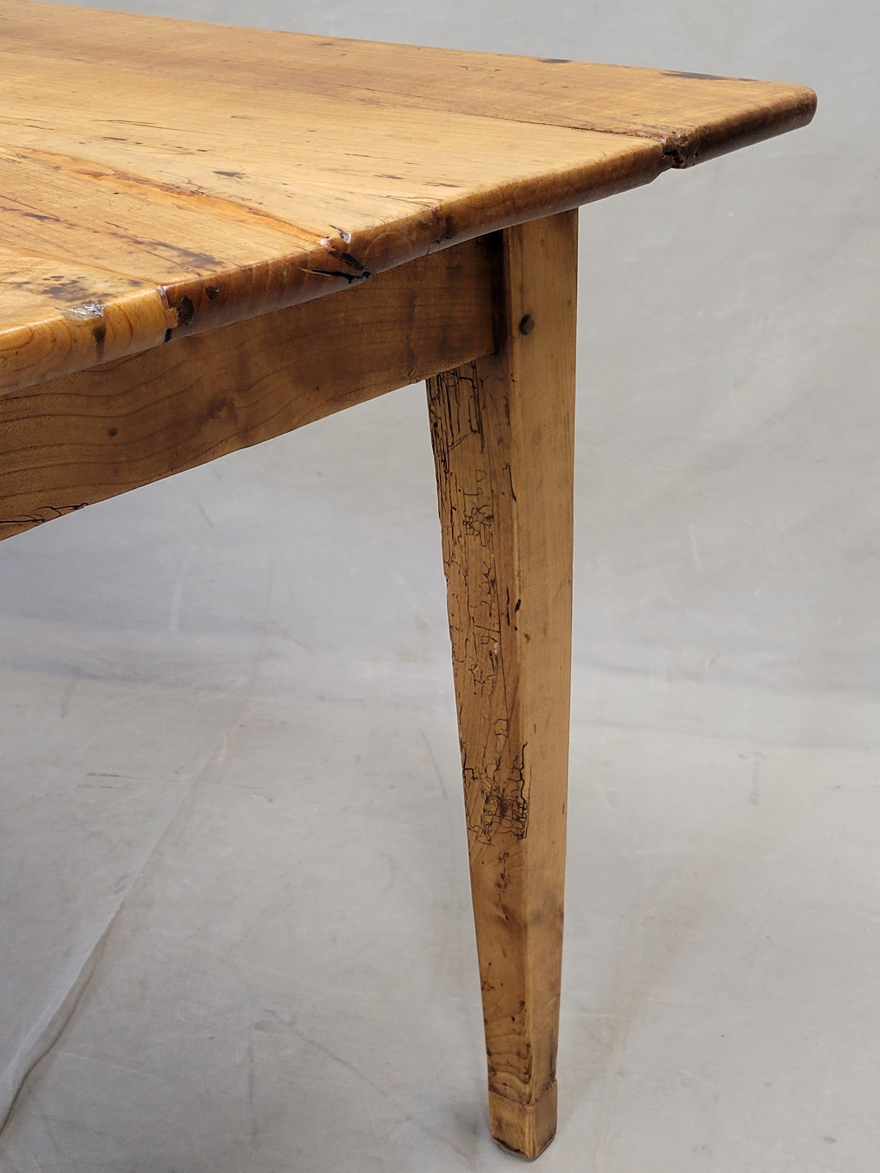 Table de ferme provinciale française ancienne en cerisier avec buffet et 2 tiroirs 3