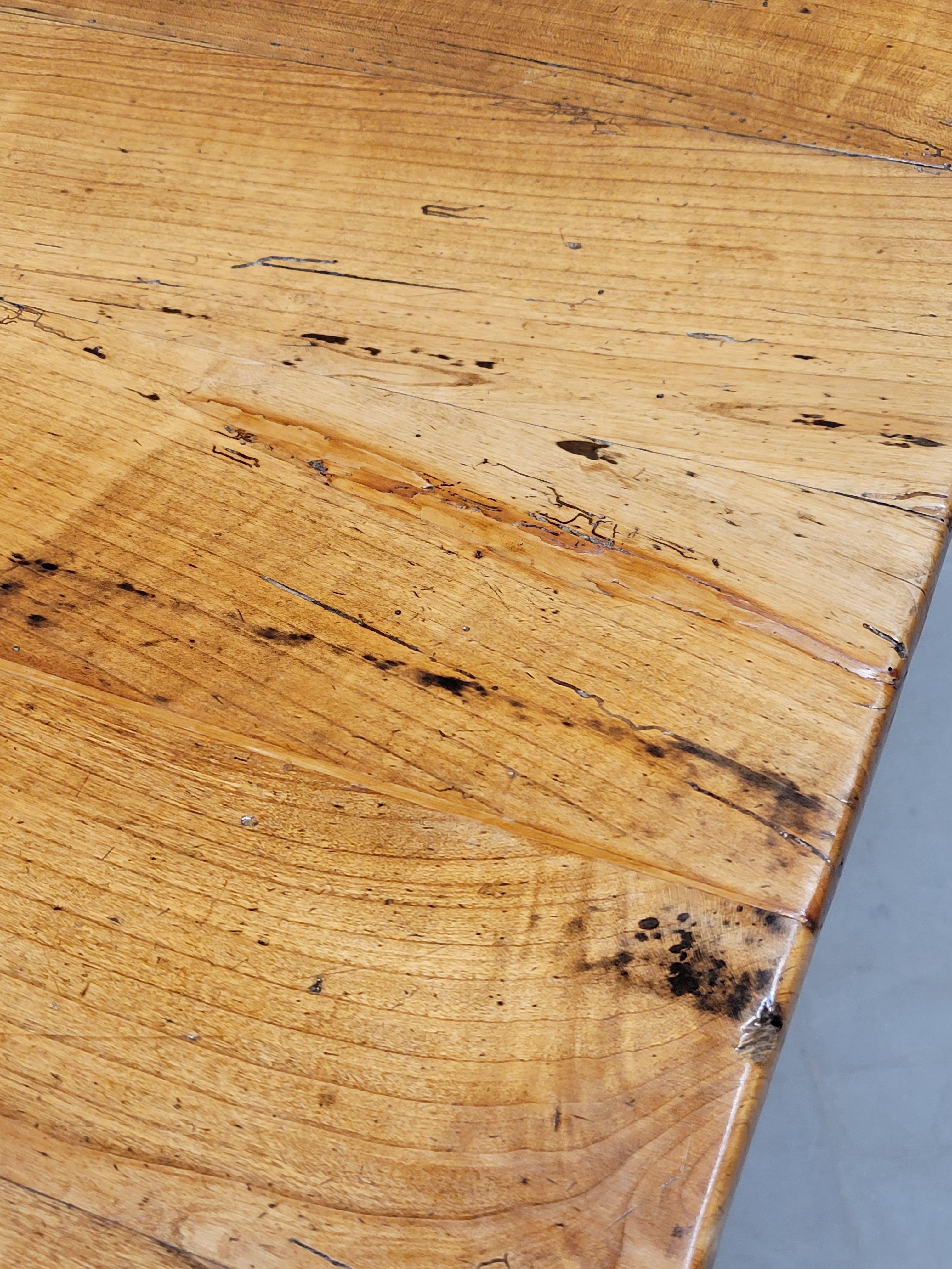 XIXe siècle Table de ferme provinciale française ancienne en cerisier avec buffet et 2 tiroirs