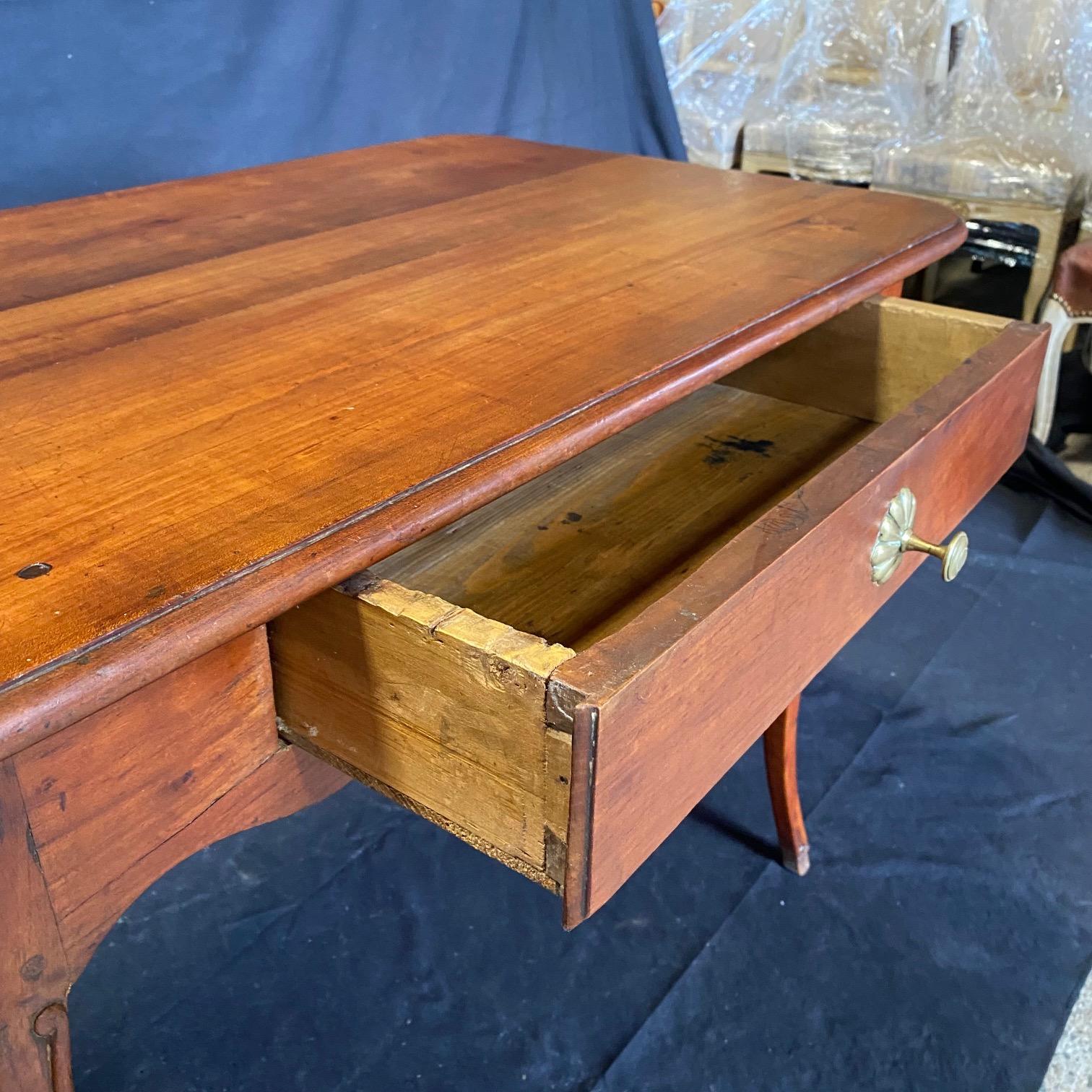 XIXe siècle Petite table de bureau ou d'appoint provinciale française ancienne en cerisier avec pieds en sabot en vente