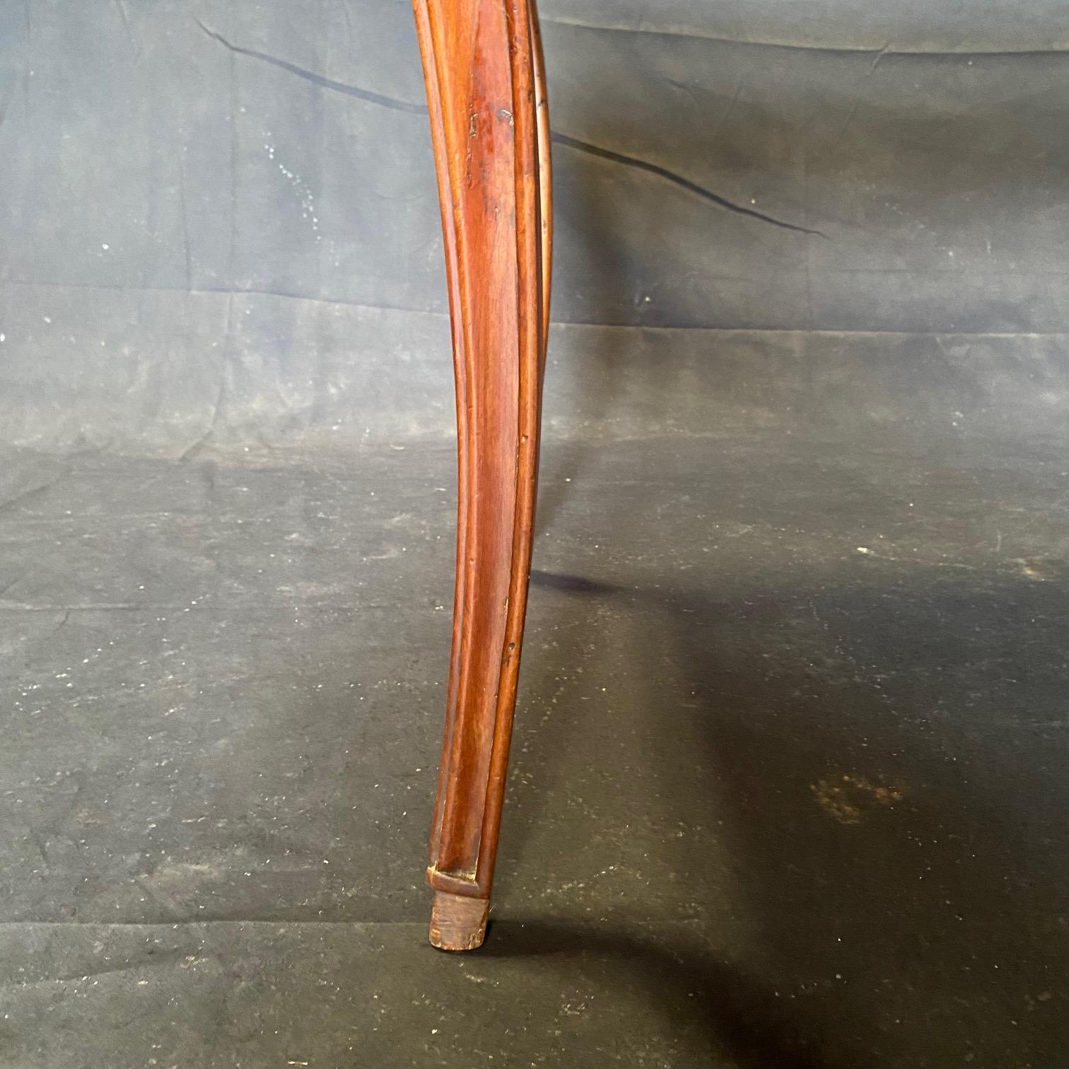 XIXe siècle Petite table de bureau ou d'appoint provinciale française ancienne en cerisier avec pieds en sabot en vente
