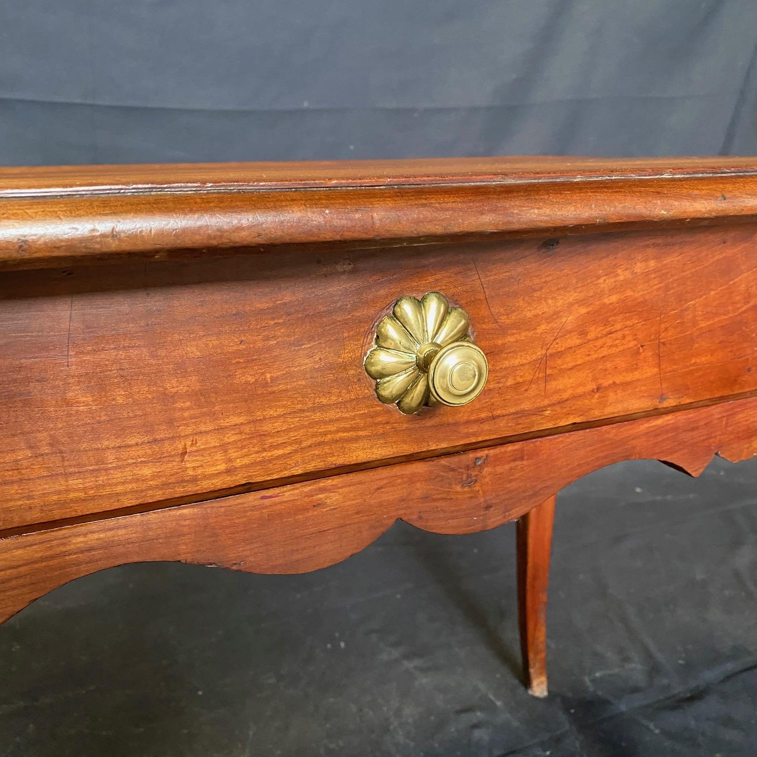 Cerise Petite table de bureau ou d'appoint provinciale française ancienne en cerisier avec pieds en sabot en vente