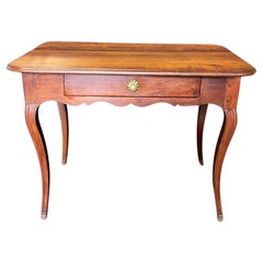 Petite table de bureau ou d'appoint provinciale française ancienne en cerisier avec pieds en sabot