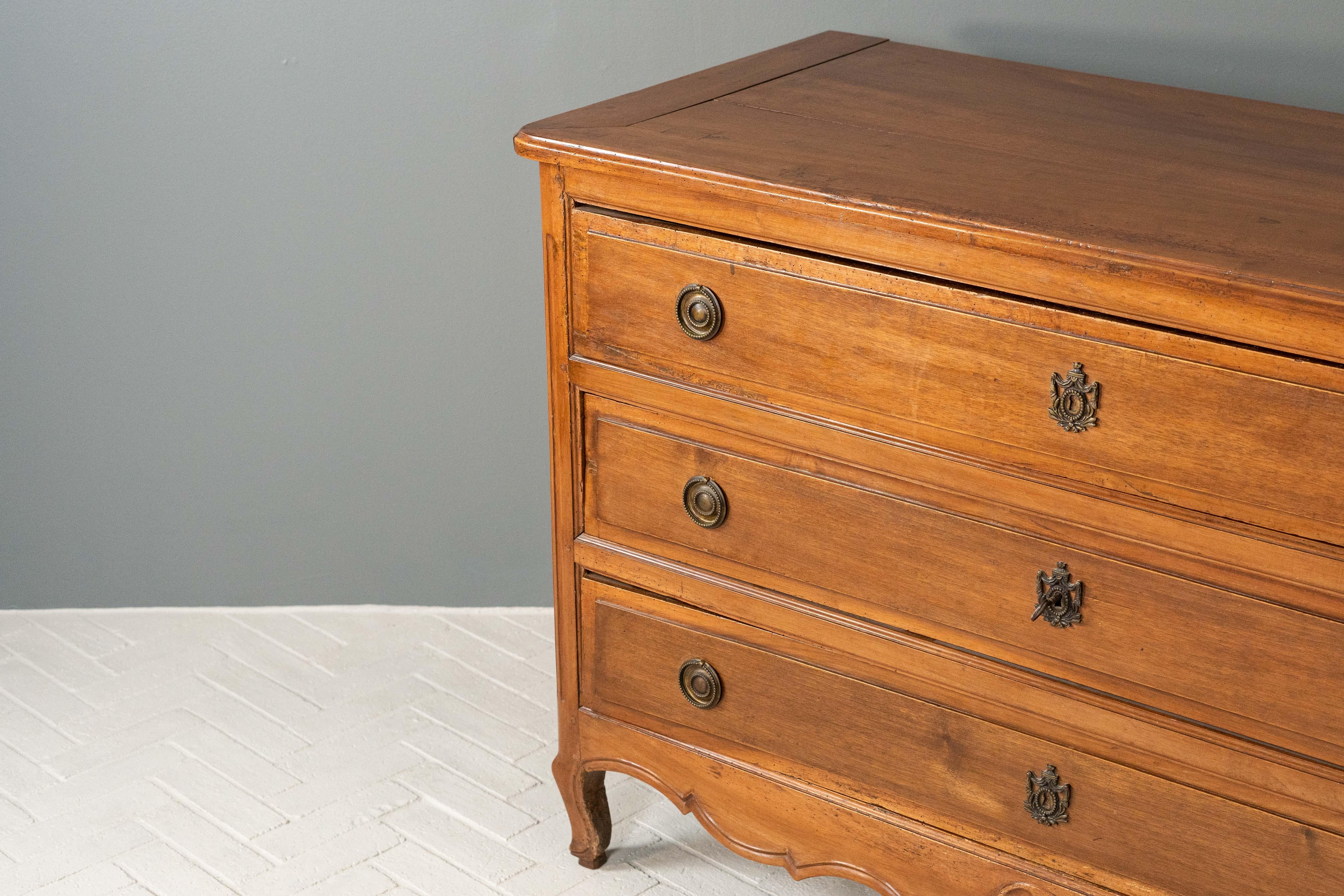Louis XV Ancienne commode provinciale française en vente