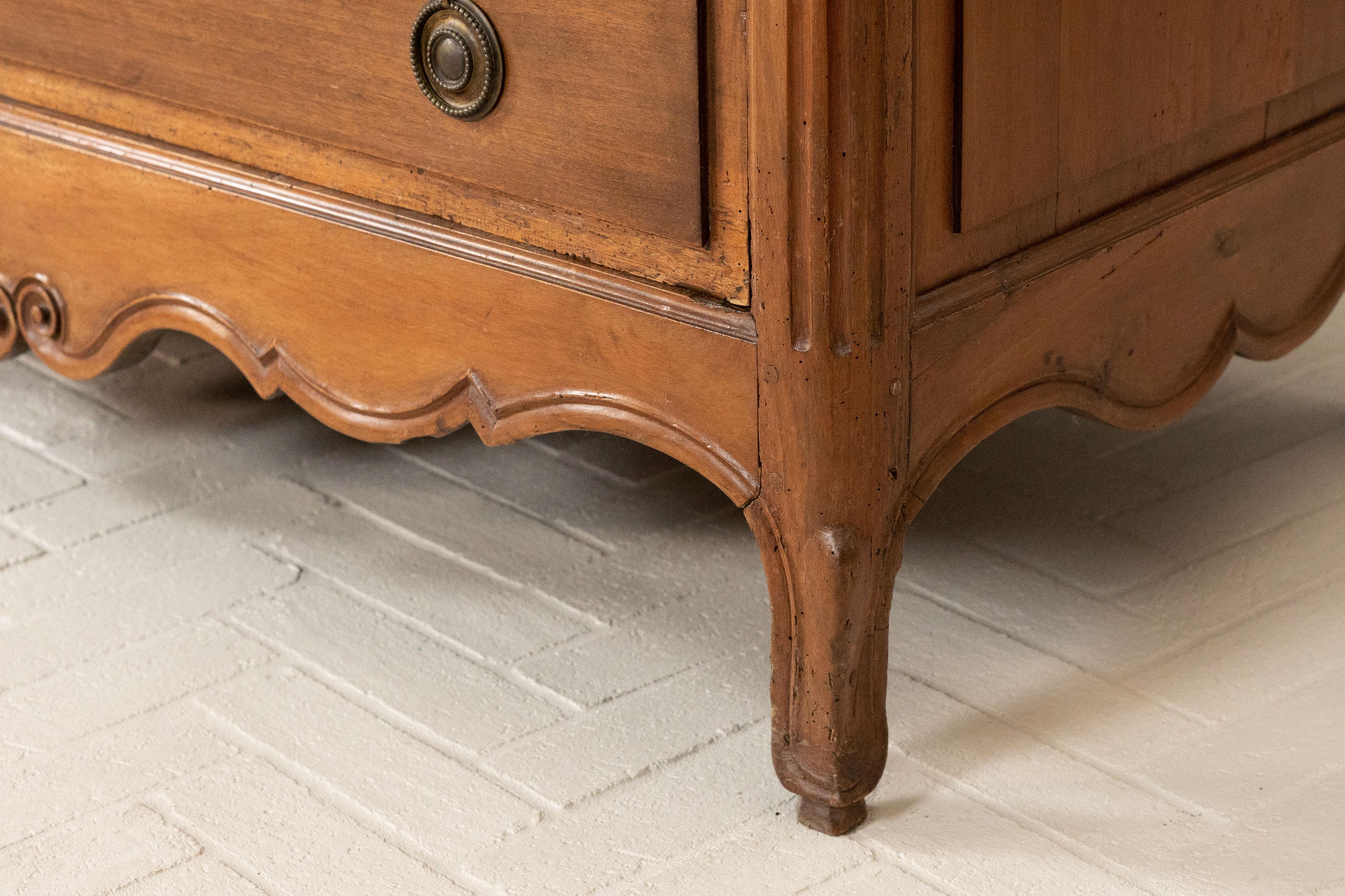 Sculpté à la main Ancienne commode provinciale française en vente