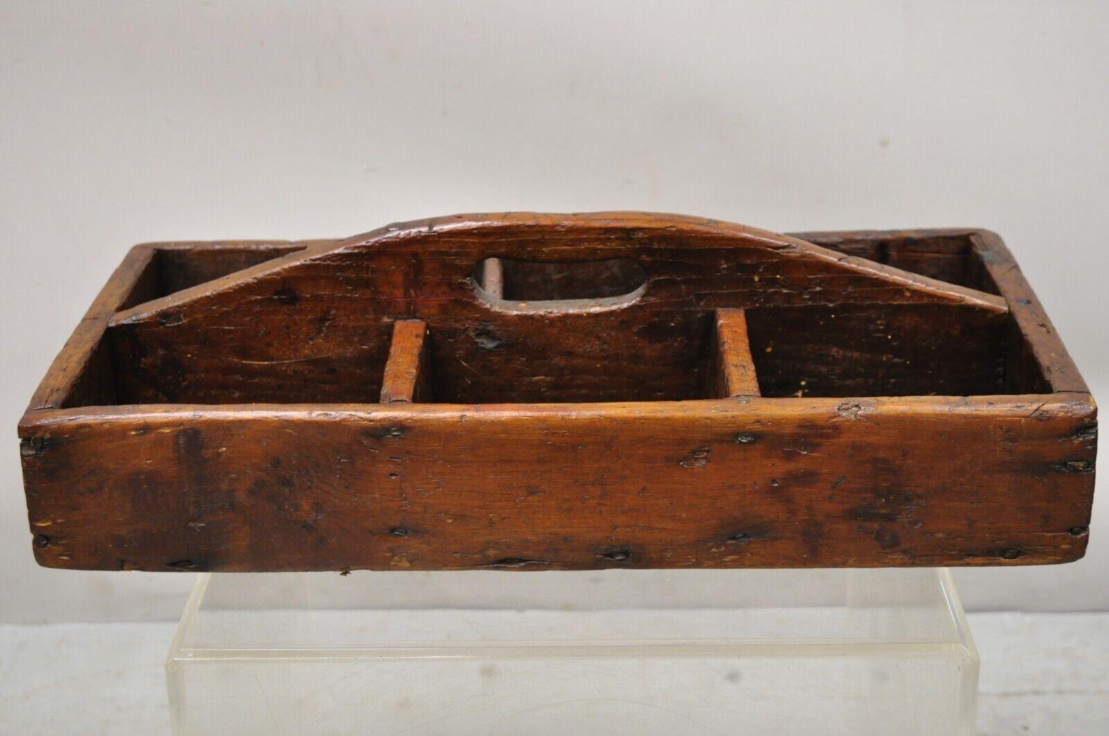 Antique French provincial country wooden storage caddy tool box desk organizer. Cet article présente un fini vieilli attrayant, une magnifique patine, une construction en bois massif, une fabrication de qualité, un style et une forme exceptionnels.