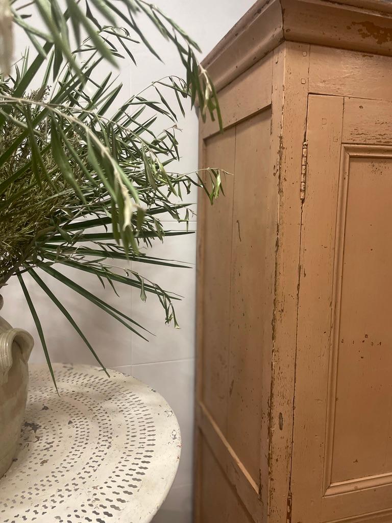 Credenza antica francese del 1900 circa.
Stile casalingo, probabilmente nel sud della Francia.
In condizioni originali d'epoca, solido e solido e con una bella patina originale.
