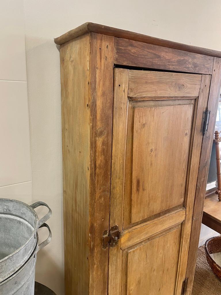 Provincial français Armoire provinciale française ancienne en vente