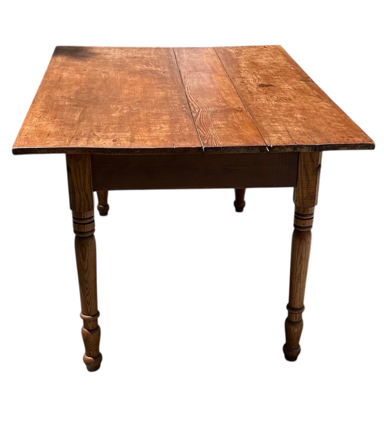 Antique French Provincial Bauernhoftisch

Französischer Bauernhoftisch aus dem späten 19. Jahrhundert mit Bohlenplatte. Der rustikale Tisch ist aus gut patiniertem, massivem Eichenholz gefertigt und erweist sich als robust und attraktiv.  Die