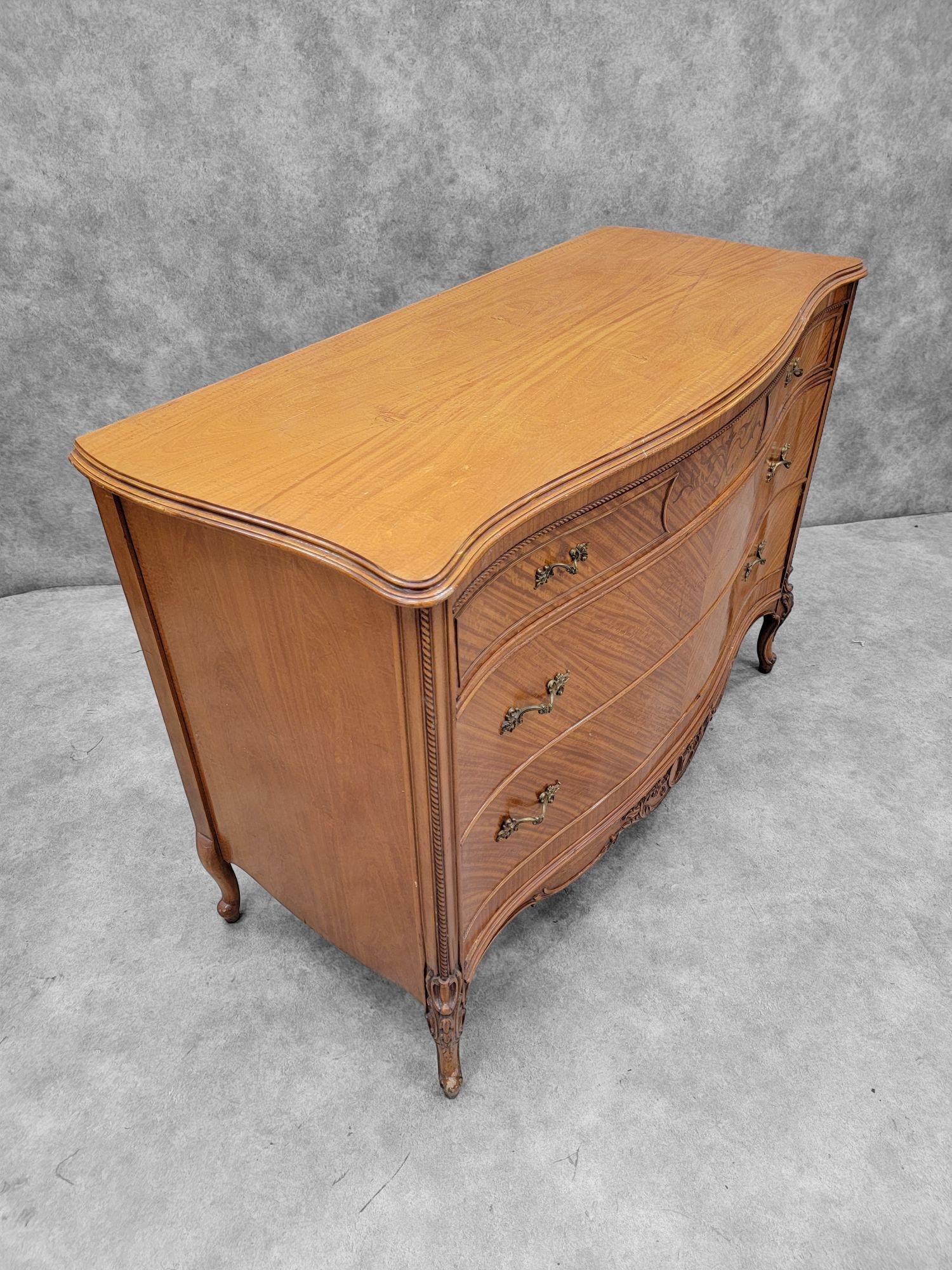 Stile provenzale Antique French Provincial French Mahogany Inlaid Marquetry Chest of Drawers in vendita