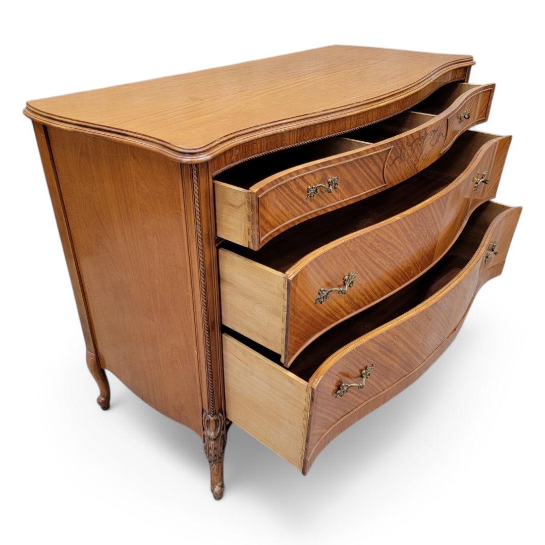 Intarsio Antique French Provincial French Mahogany Inlaid Marquetry Chest of Drawers in vendita