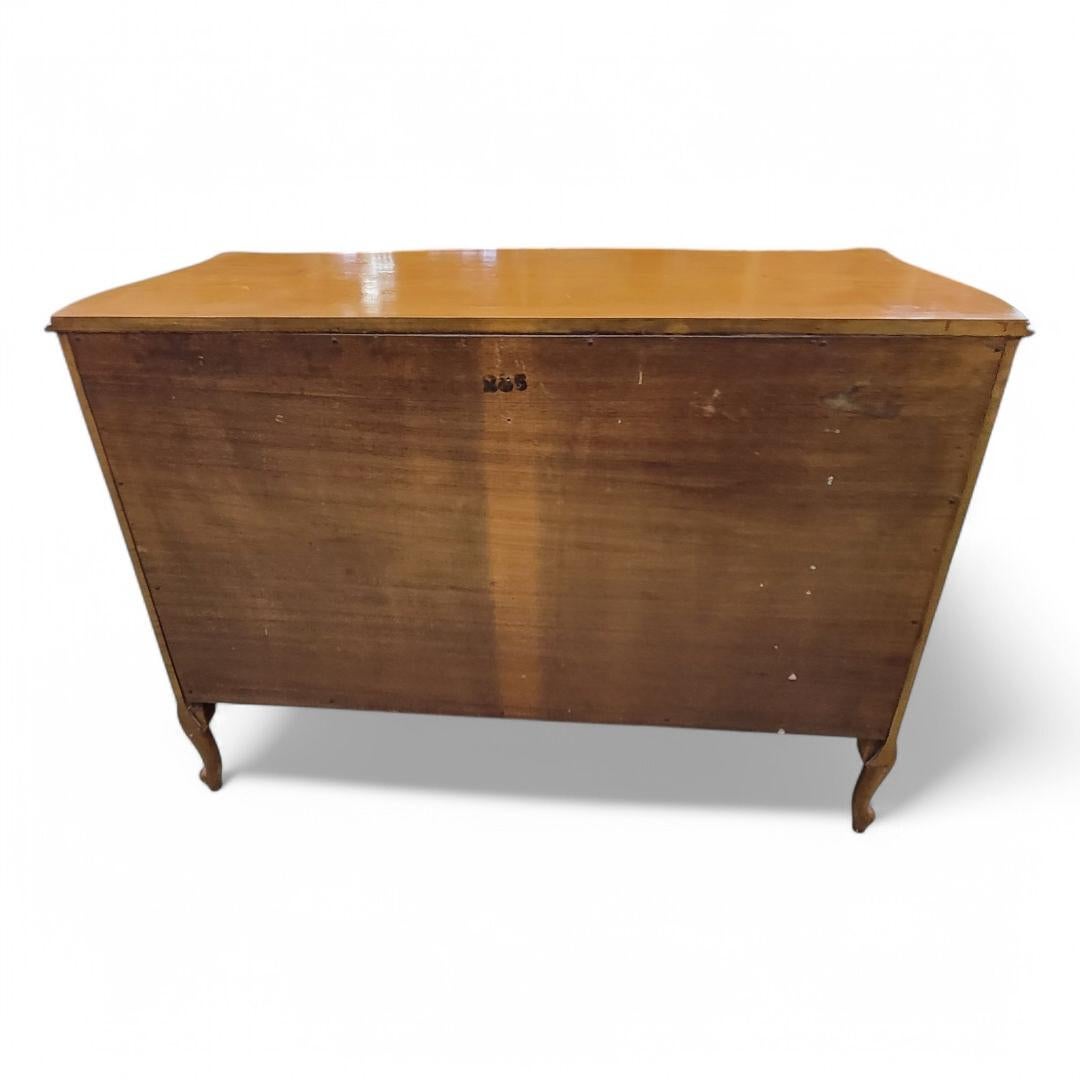 Antique French Provincial French Mahogany Inlaid Marquetry Chest of Drawers In condizioni buone in vendita a Chicago, IL