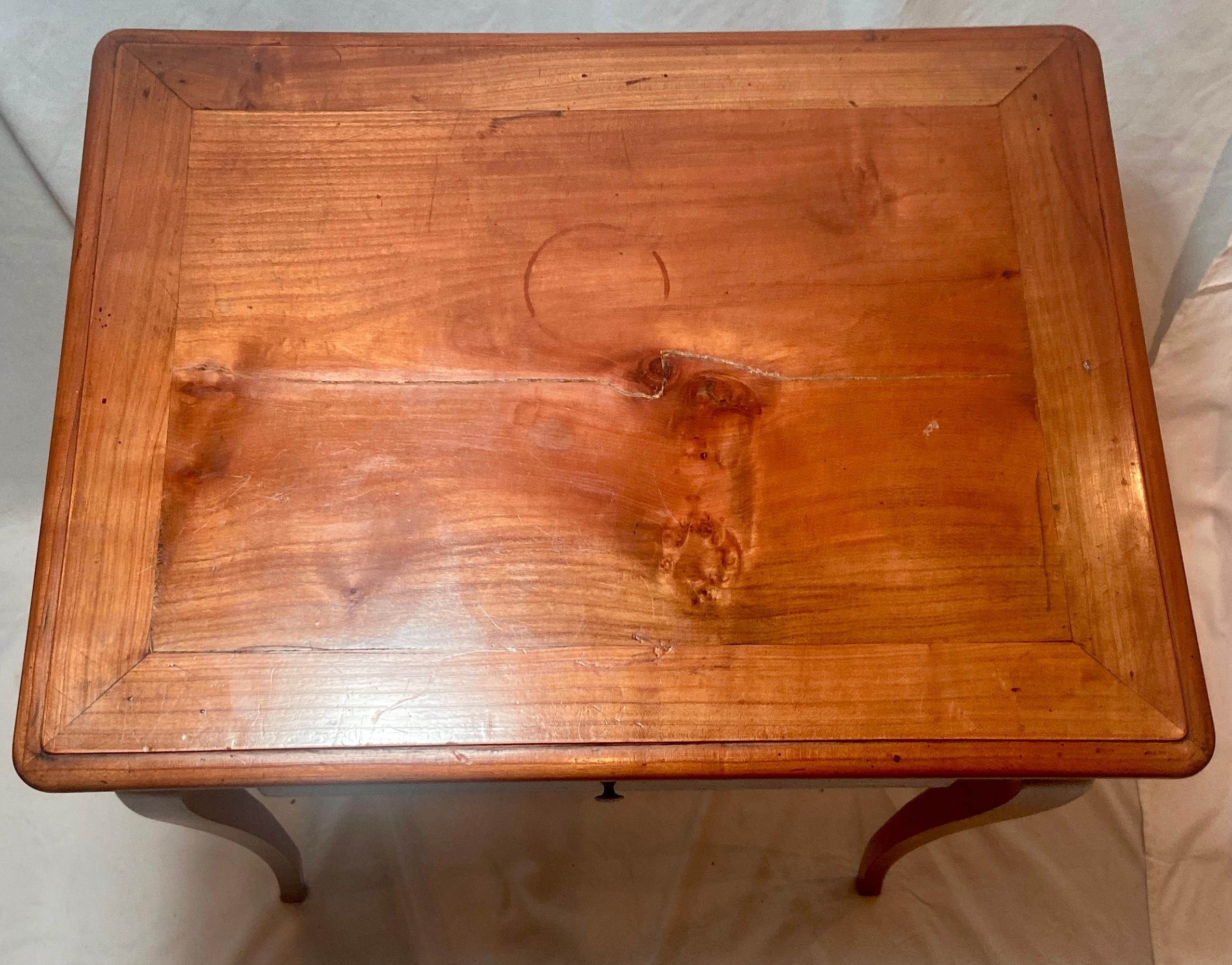 Français Table d'appoint provinciale française ancienne en bois fruitier, vers 1900. en vente