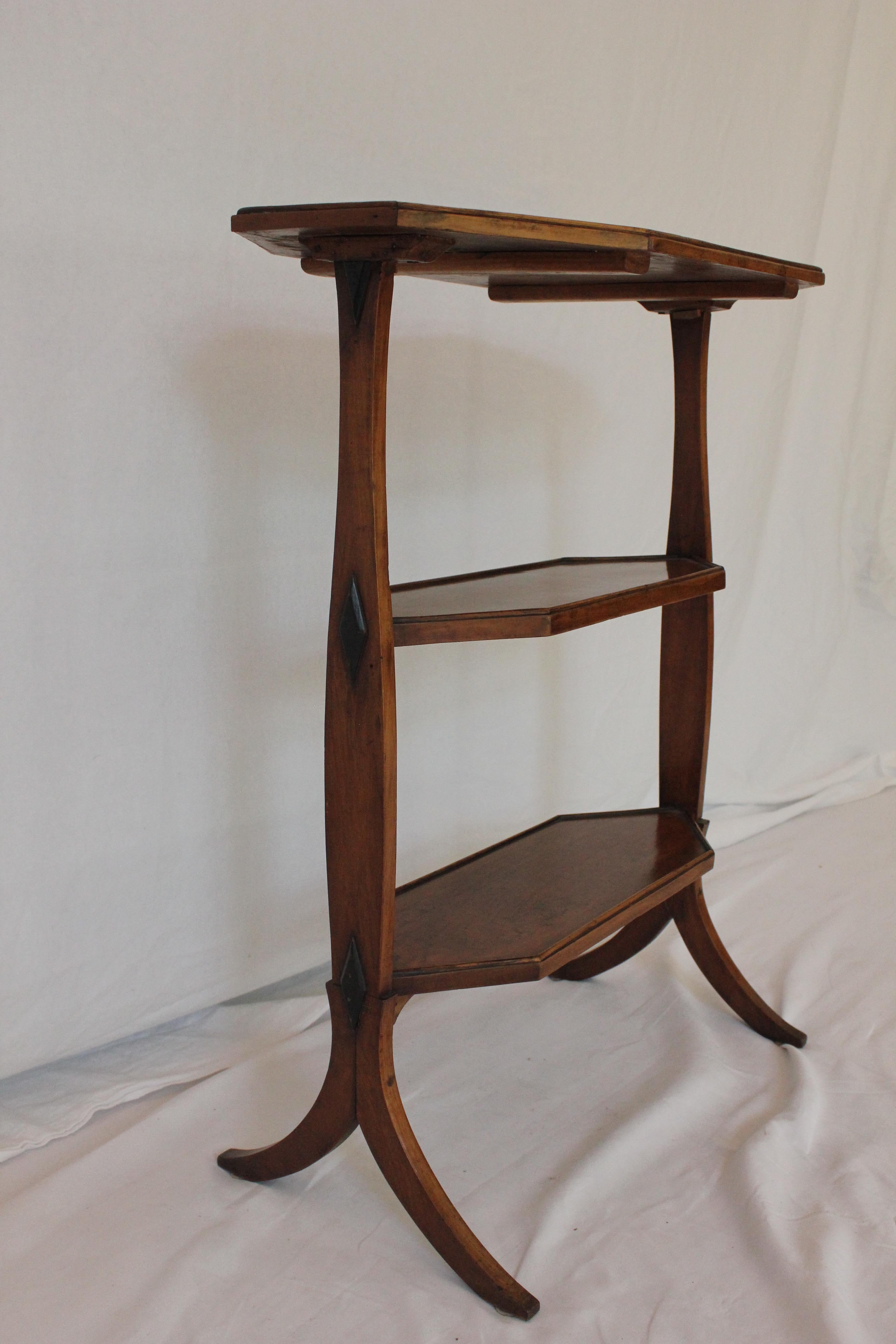 XVIIIe siècle Ancienne table d'appoint en bois fruitier de style provincial français / Stand Fin 18ème C. en vente