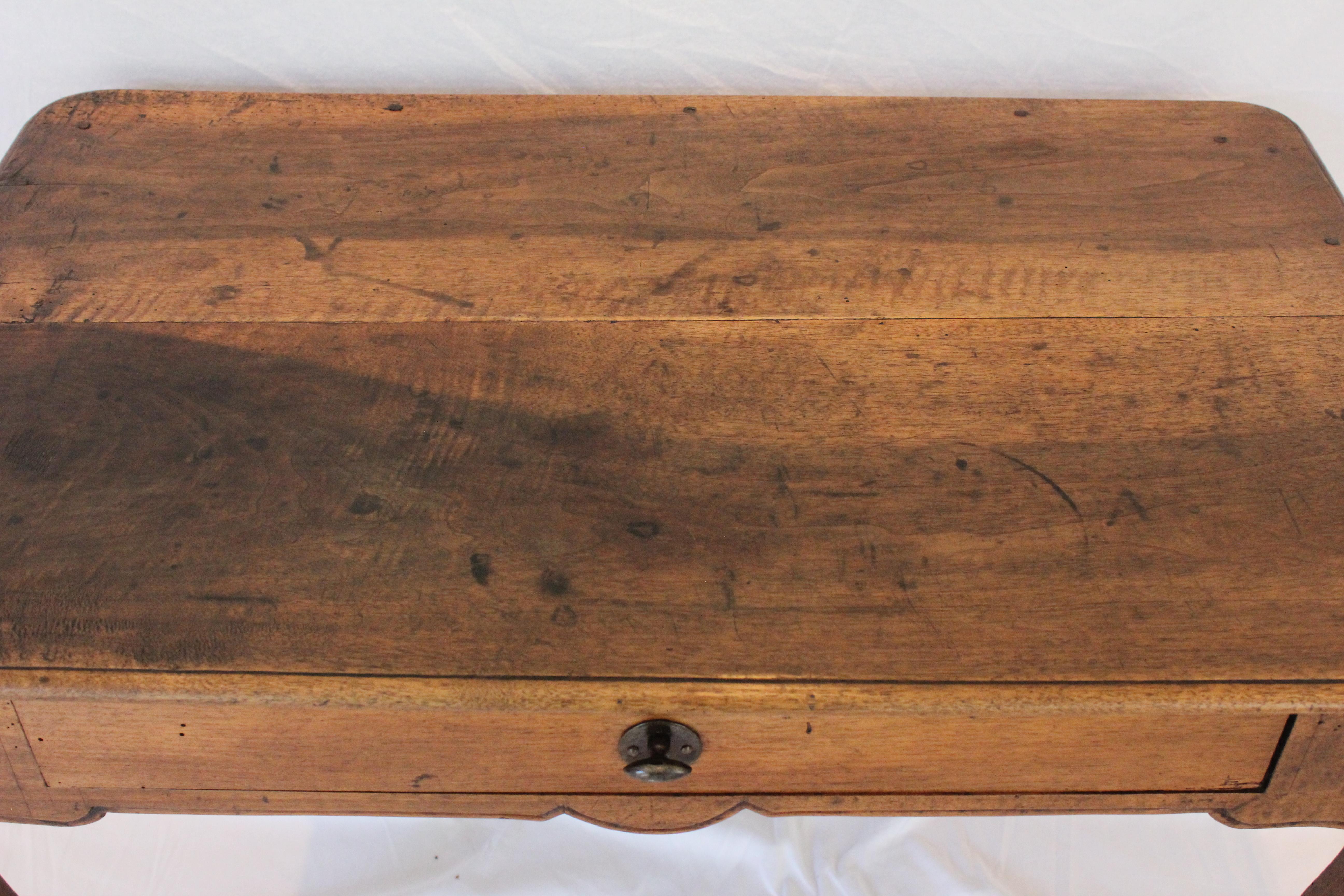 Français Ancienne table/bureau provinciale française en bois fruitier avec tiroir, début du 19ème siècle en vente