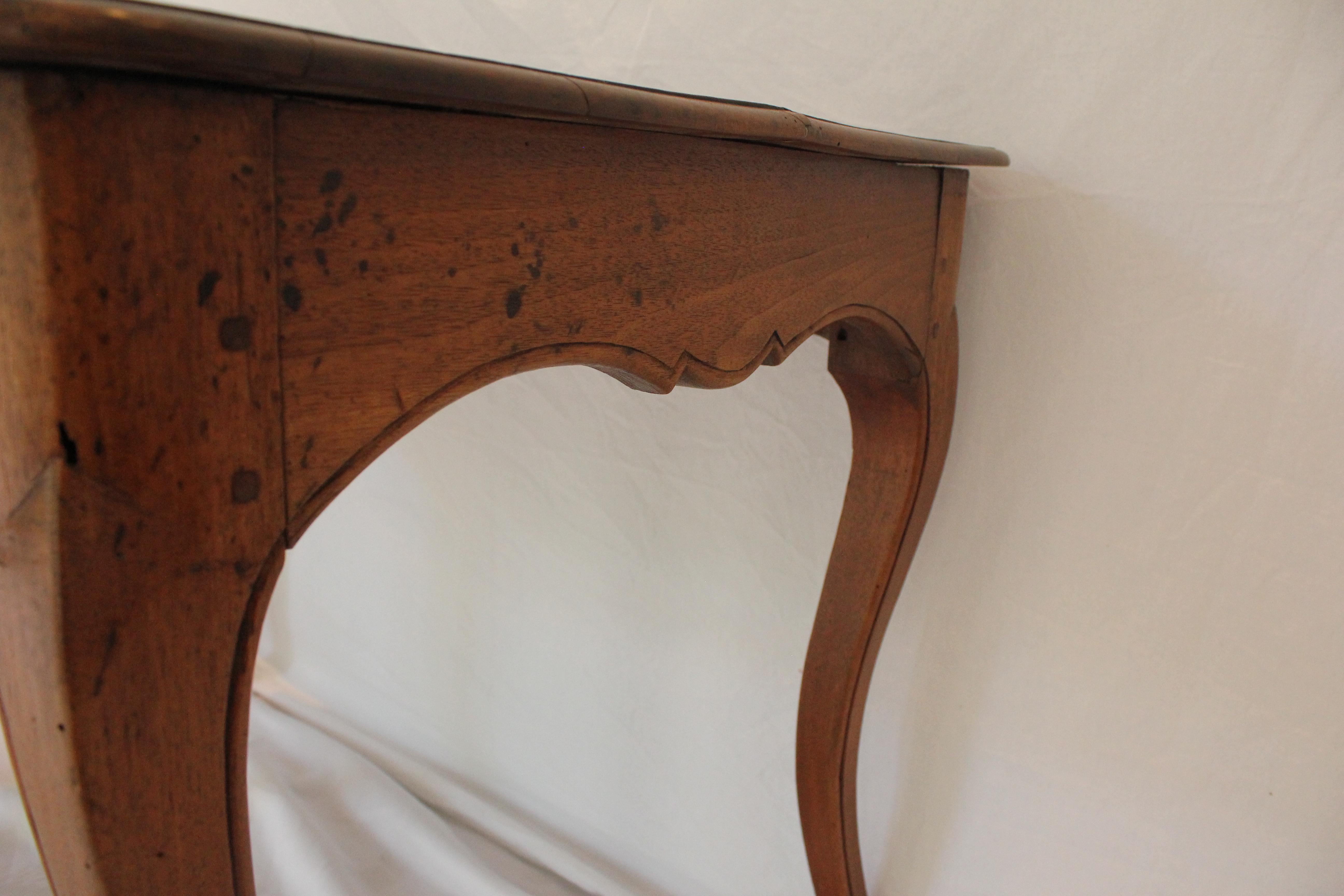 Fait main Ancienne table/bureau provinciale française en bois fruitier avec tiroir, début du 19ème siècle en vente