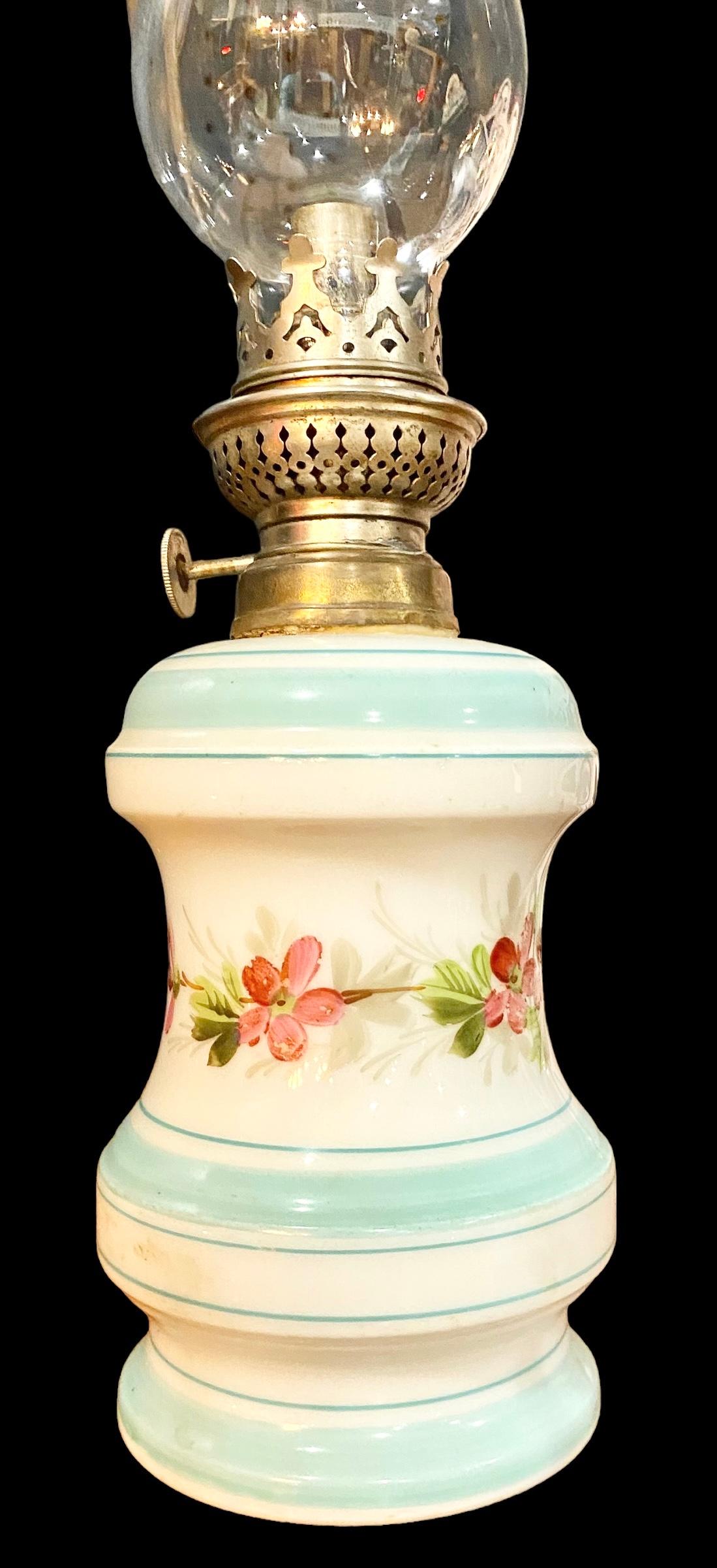 Lampe à huile provinciale française ancienne en faïence peinte à la main en vente 1