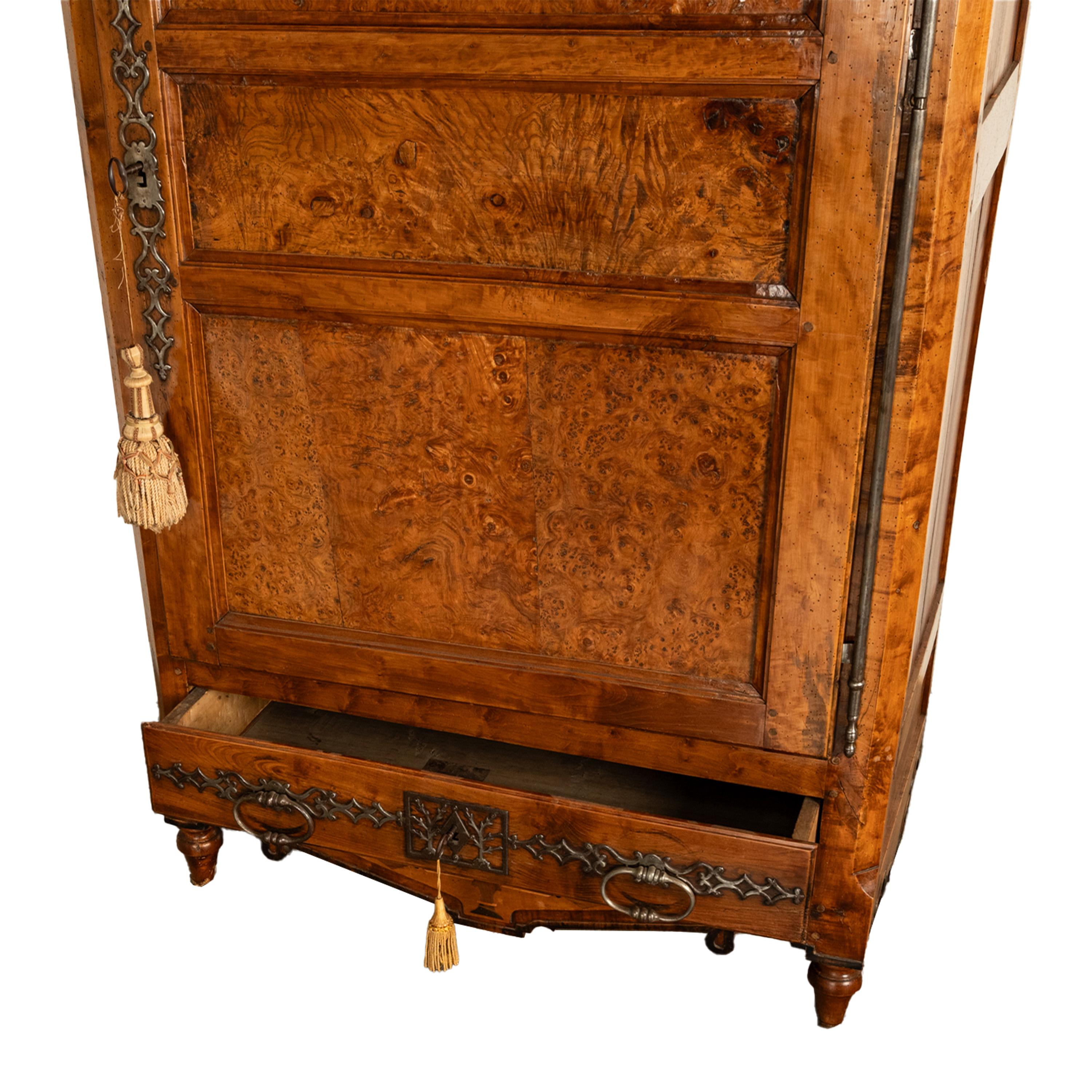 Antique French Provincial Inlaid Burl Chestnut Wardrobe Armoire Bonnetiere 1750 in vendita 2