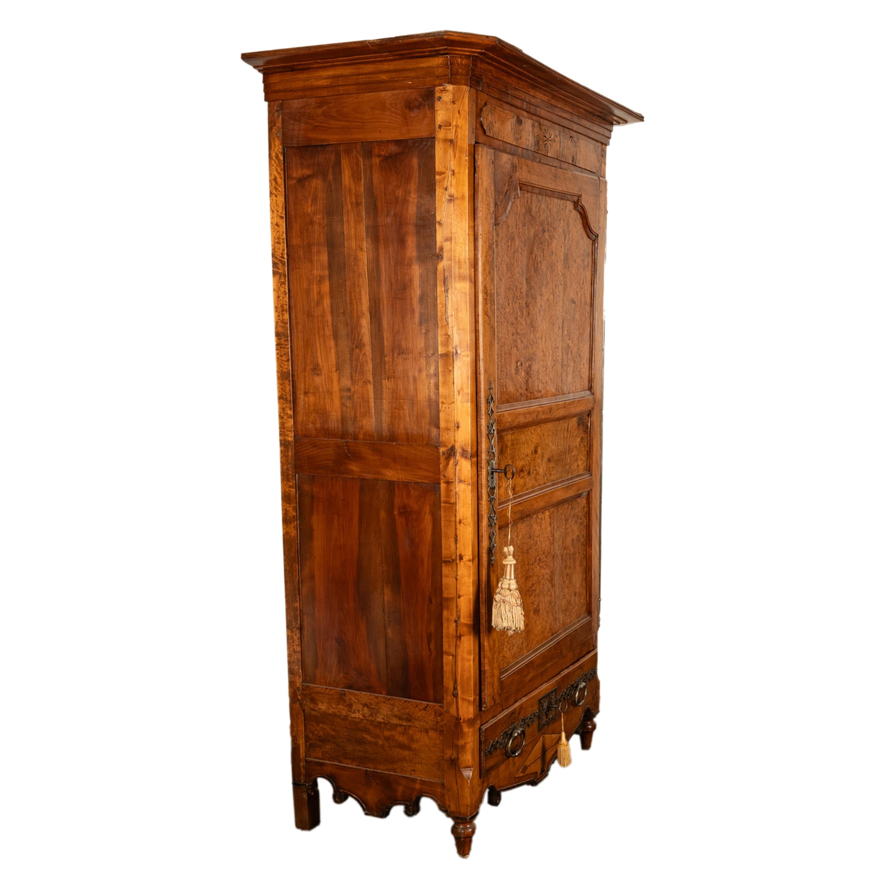 Antique French Provincial Inlaid Burl Chestnut Wardrobe Armoire Bonnetiere 1750 in vendita 3