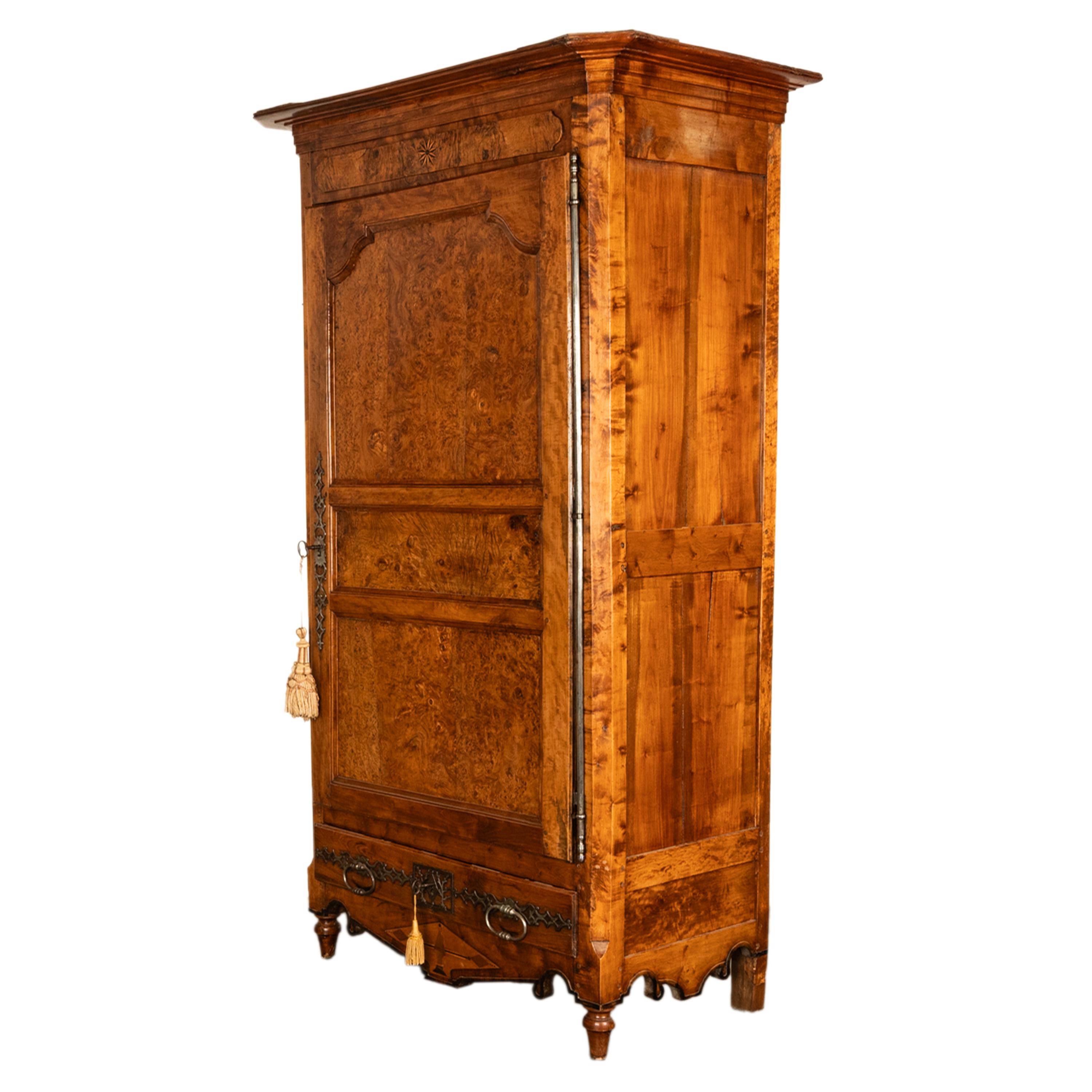 Antique French Provincial Inlaid Burl Chestnut Wardrobe Armoire Bonnetiere 1750 in vendita 4
