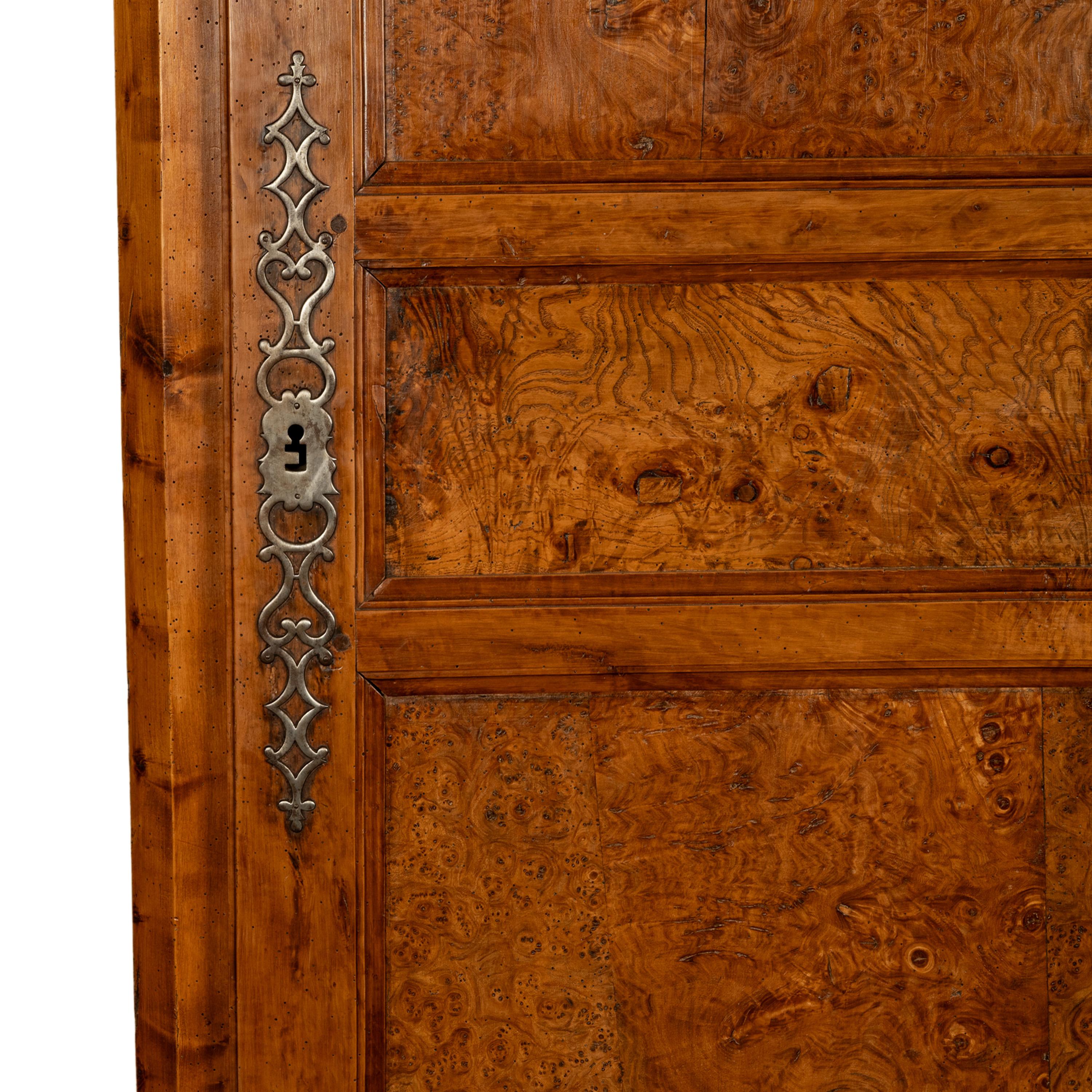 Antique French Provincial Inlaid Burl Chestnut Wardrobe Armoire Bonnetiere 1750 in vendita 6