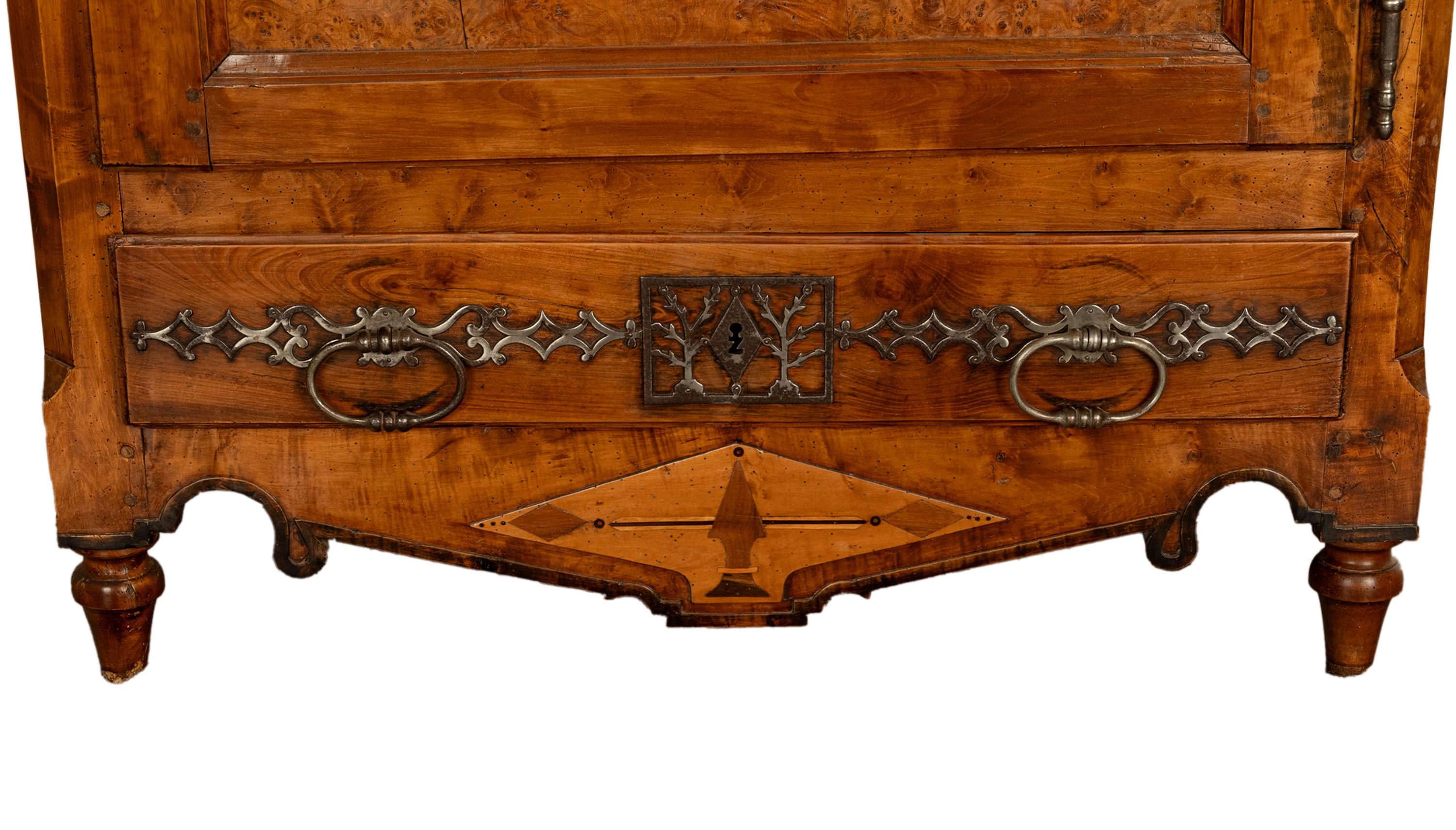 Antique French Provincial Inlaid Burl Chestnut Wardrobe Armoire Bonnetiere 1750 in vendita 7