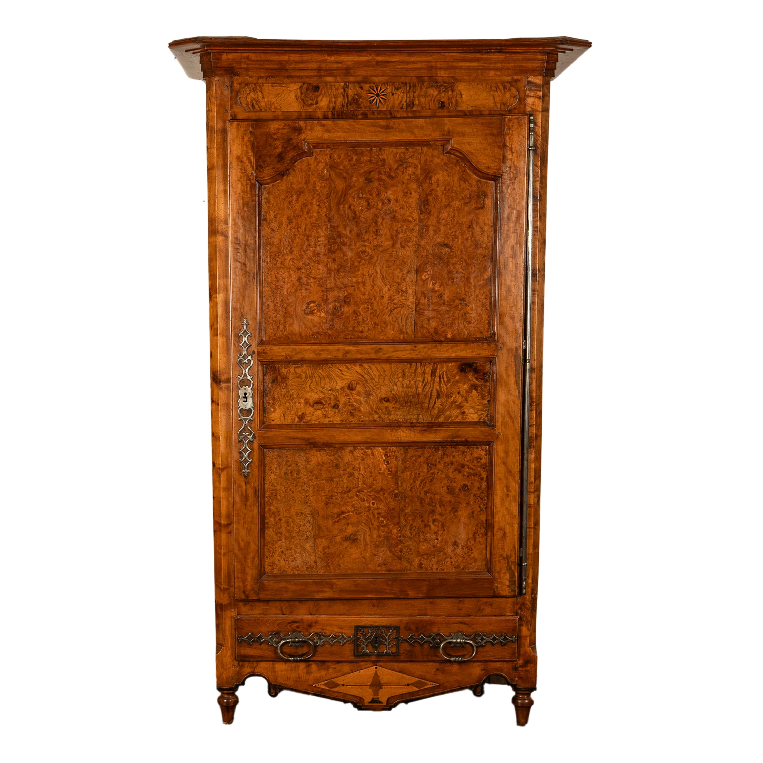 Un raffinato armoire bonnetiere in radica di castagno e legno di frutto, circa 1750.
L'armadio è realizzato con la più bella radica di castagno e vari legni da frutto; la parte superiore è costituita da una corona a gradini rimovibile, mentre la