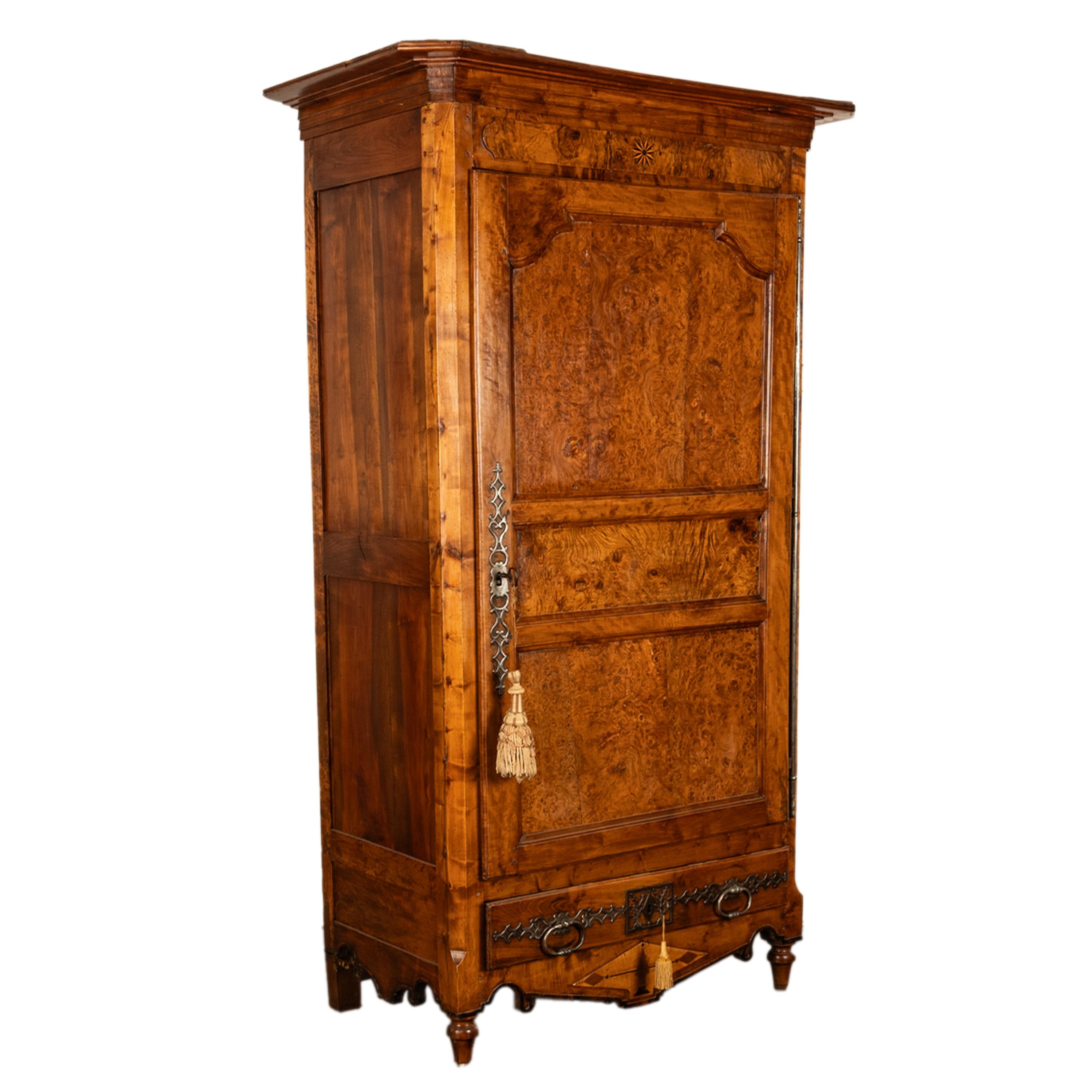 Stile provenzale Antique French Provincial Inlaid Burl Chestnut Wardrobe Armoire Bonnetiere 1750 in vendita
