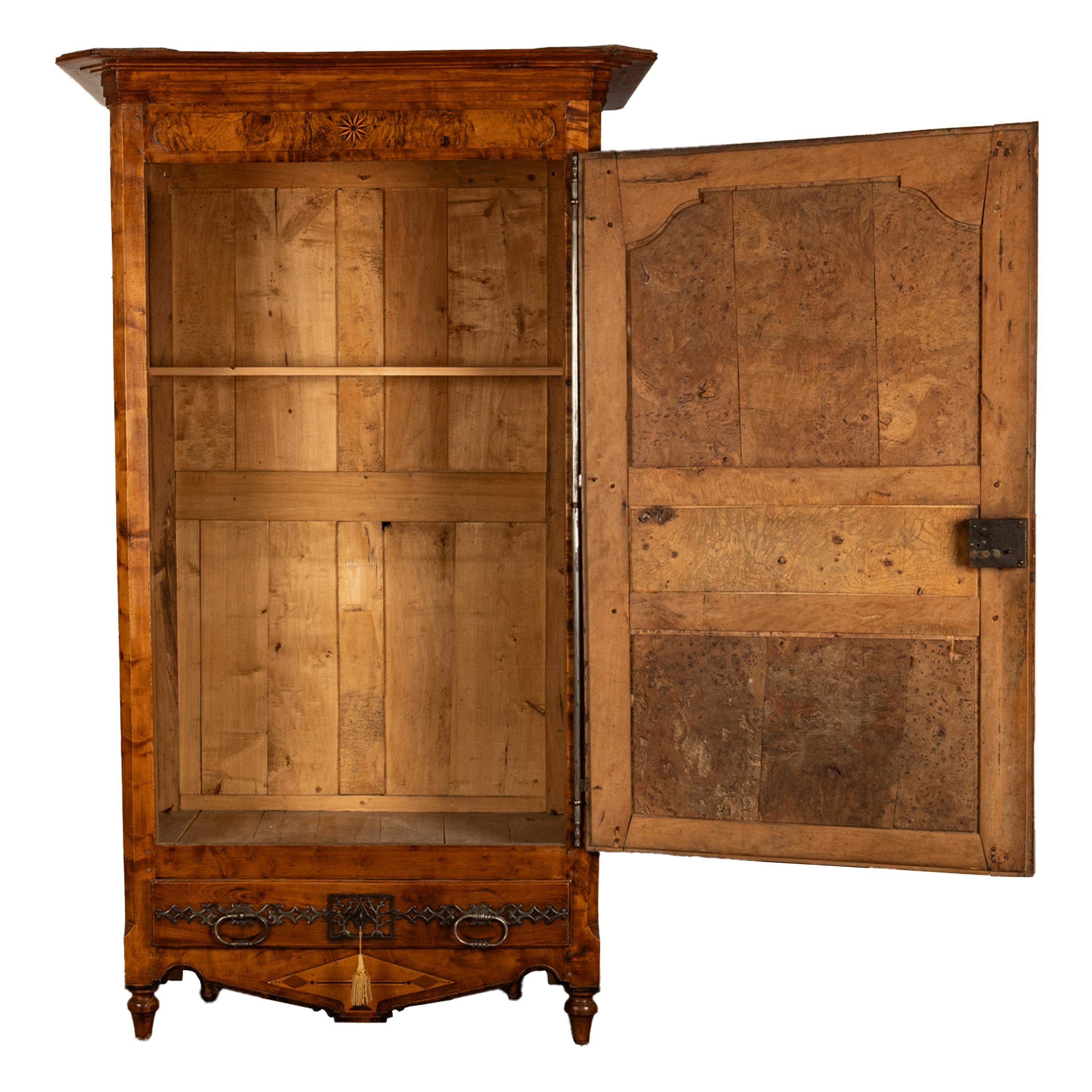 Antique French Provincial Inlaid Burl Chestnut Wardrobe Armoire Bonnetiere 1750 In condizioni buone in vendita a Portland, OR