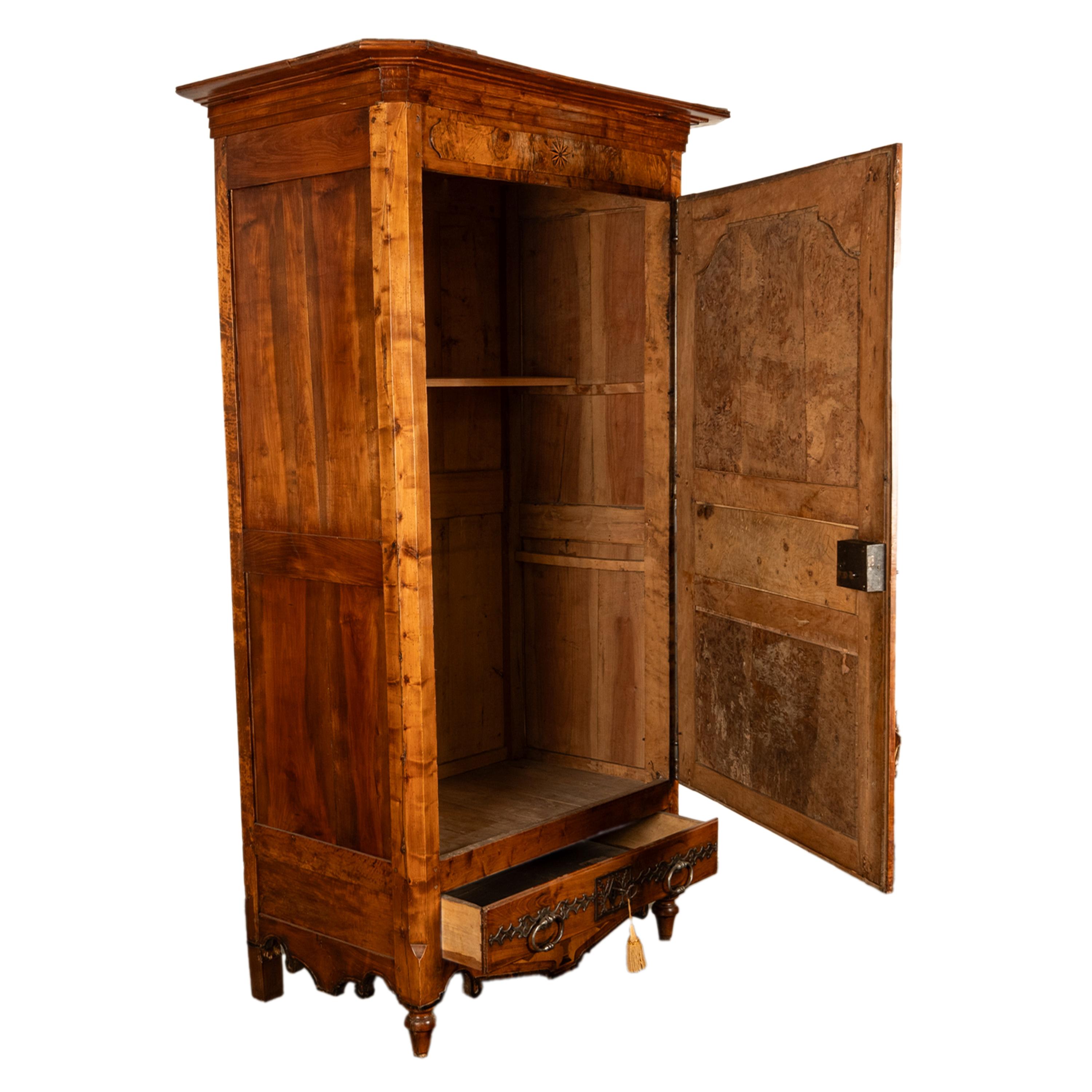 Metà XVIII secolo Antique French Provincial Inlaid Burl Chestnut Wardrobe Armoire Bonnetiere 1750 in vendita