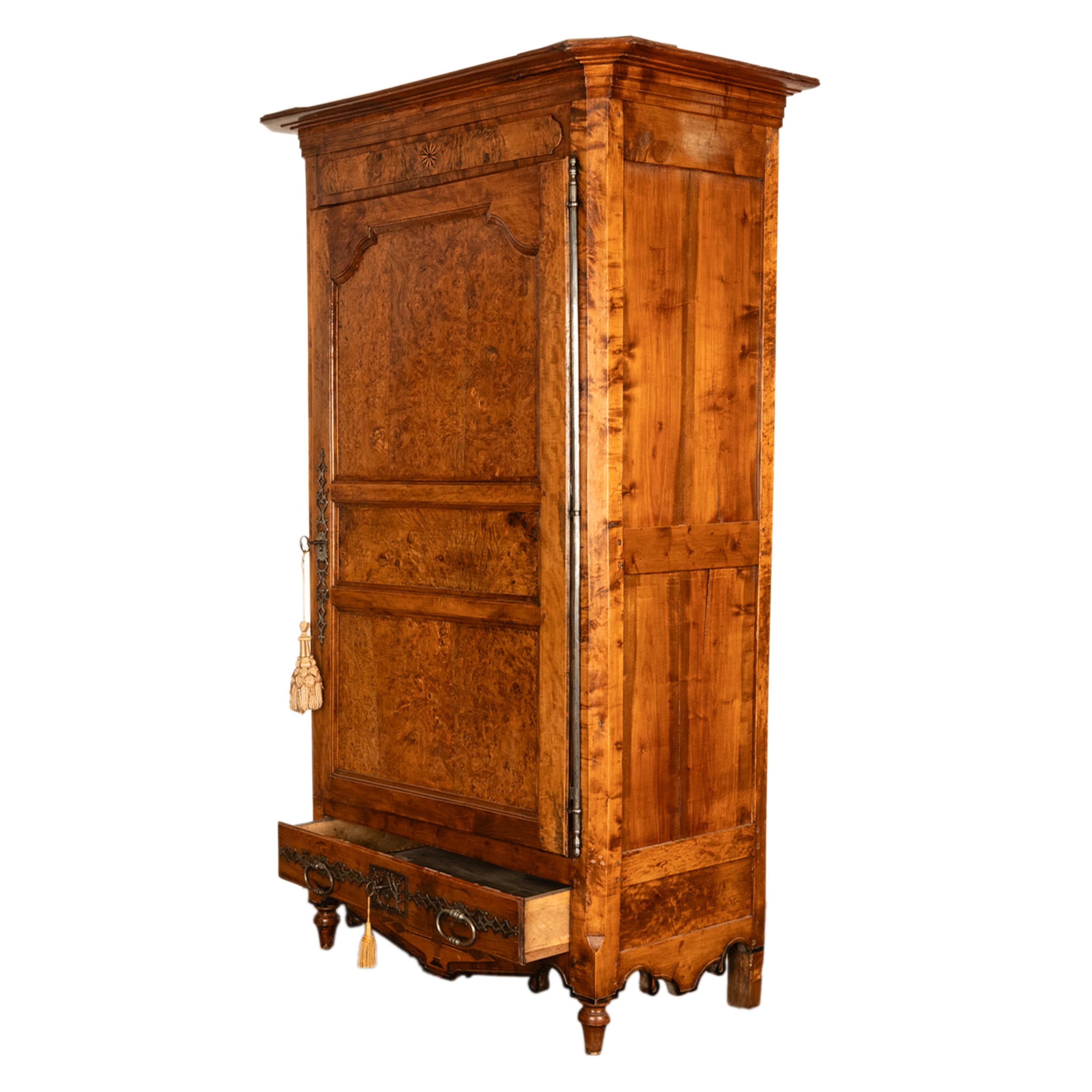 Antique French Provincial Inlaid Burl Chestnut Wardrobe Armoire Bonnetiere 1750 in vendita 1