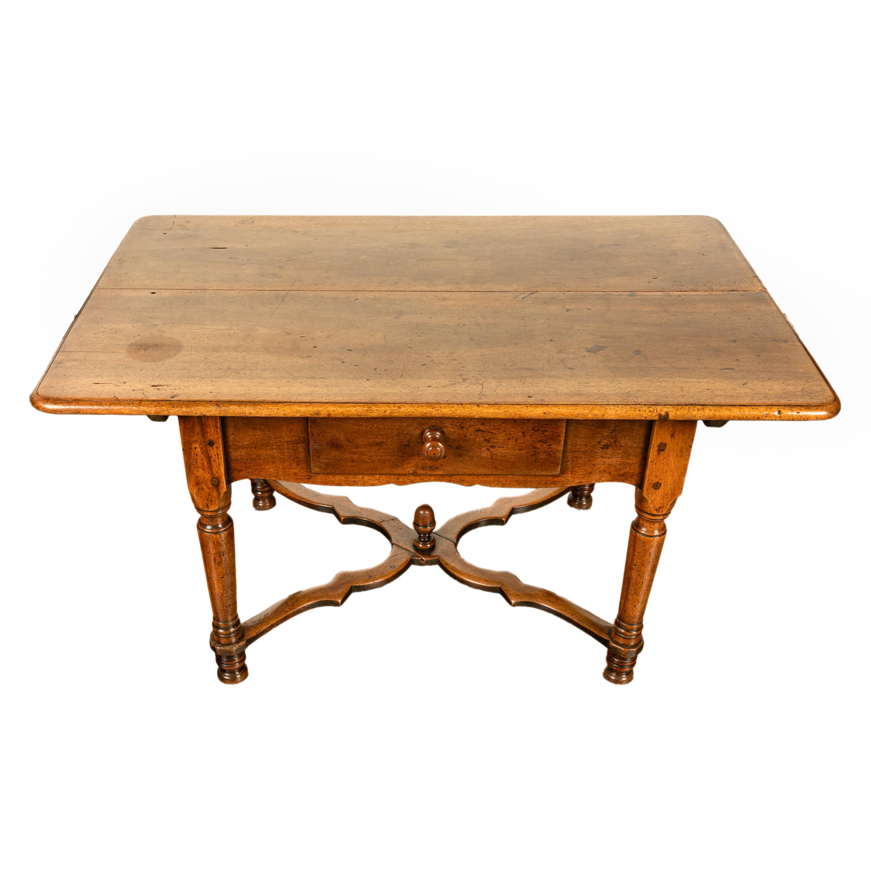 Ancienne table de salle à manger fermière Louis XIII en noyer 1820 en vente 6