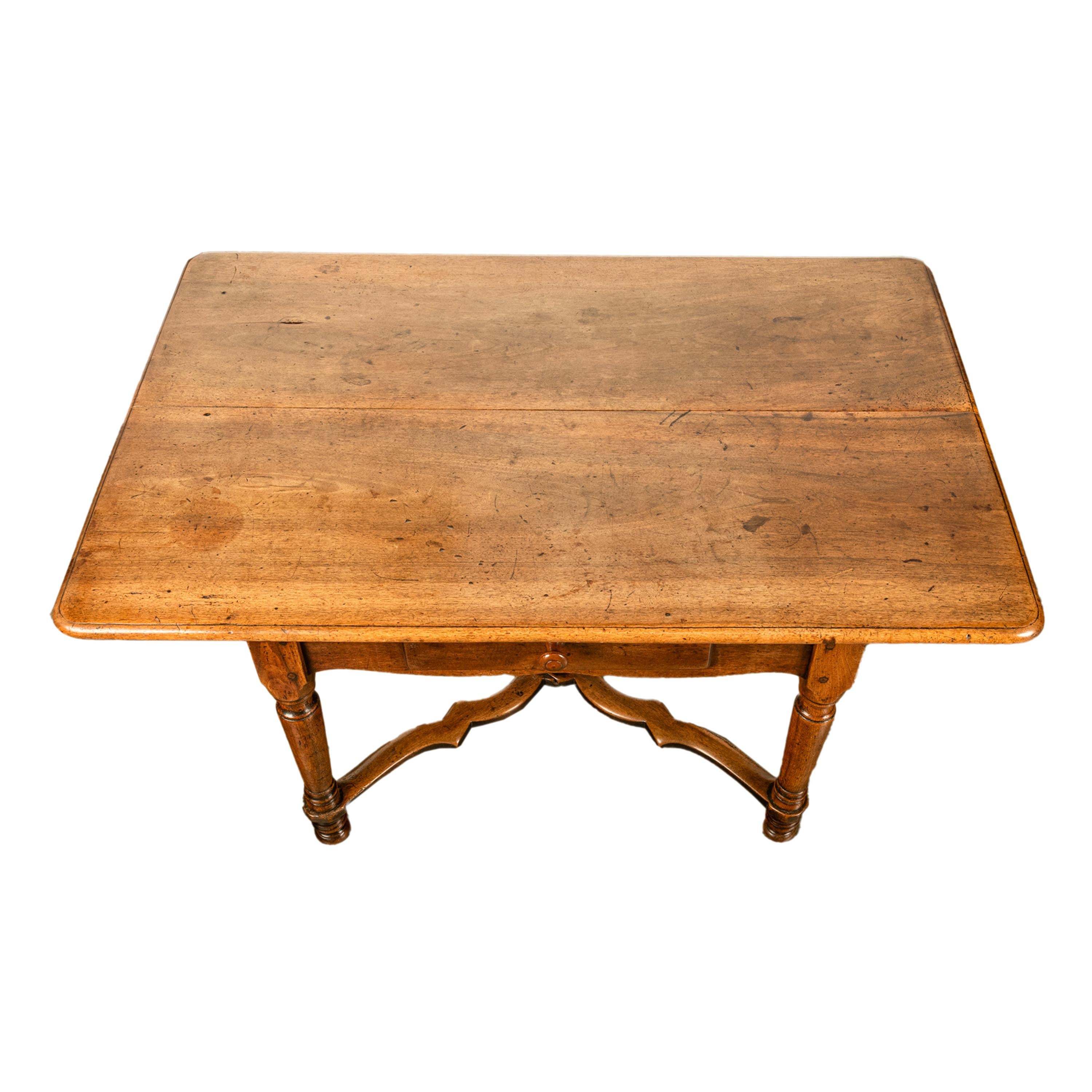 Ancienne table de salle à manger fermière Louis XIII en noyer 1820 en vente 7