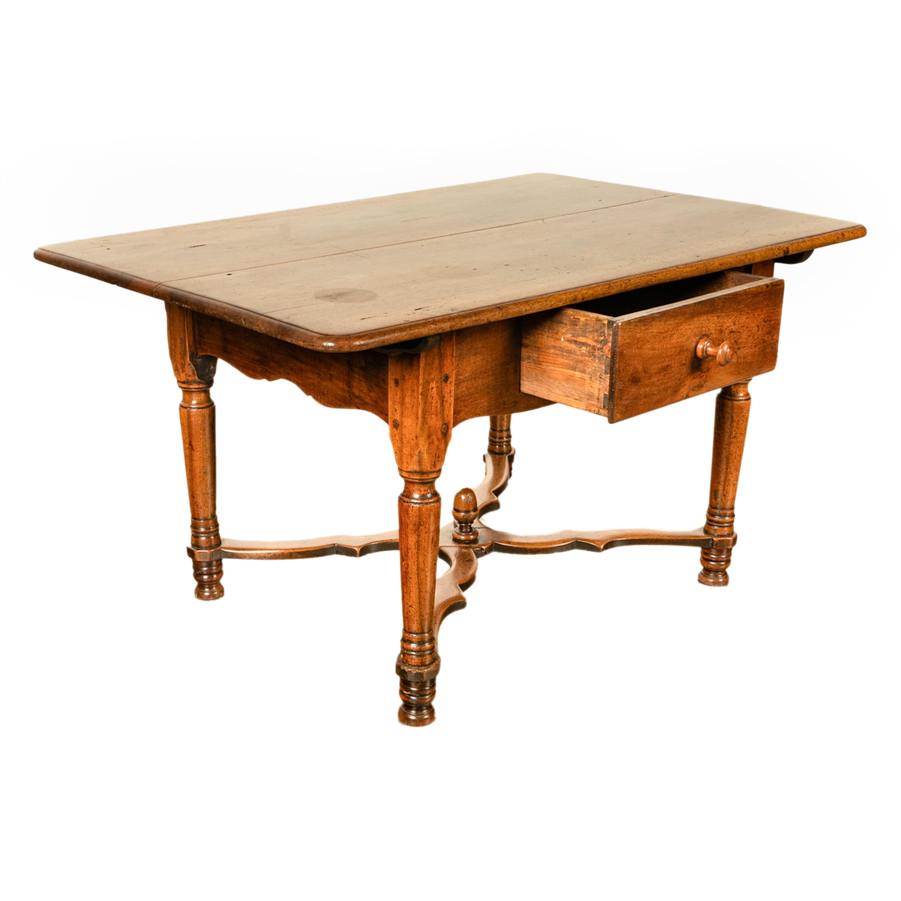 Français Ancienne table de salle à manger fermière Louis XIII en noyer 1820 en vente