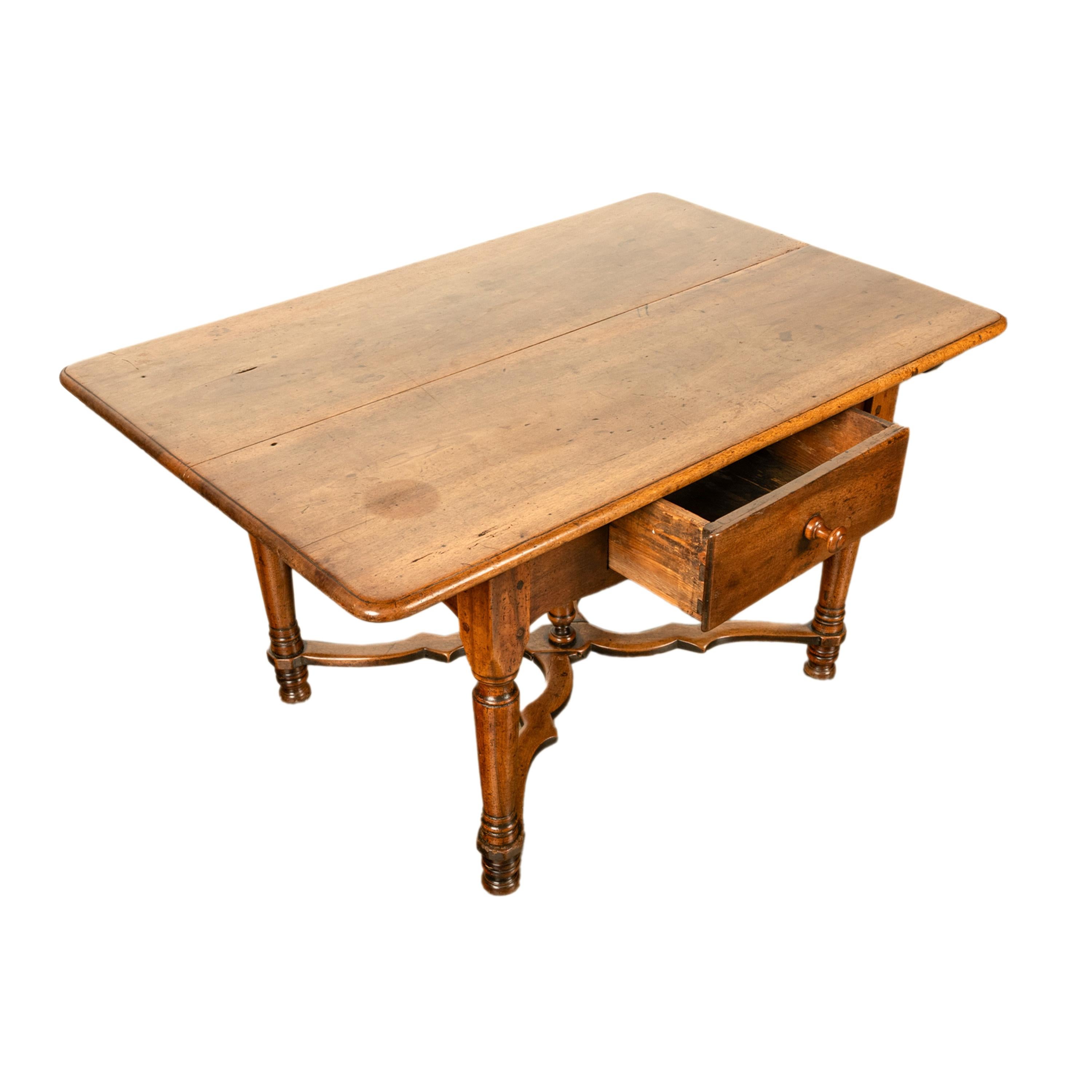 Tourné Ancienne table de salle à manger fermière Louis XIII en noyer 1820 en vente
