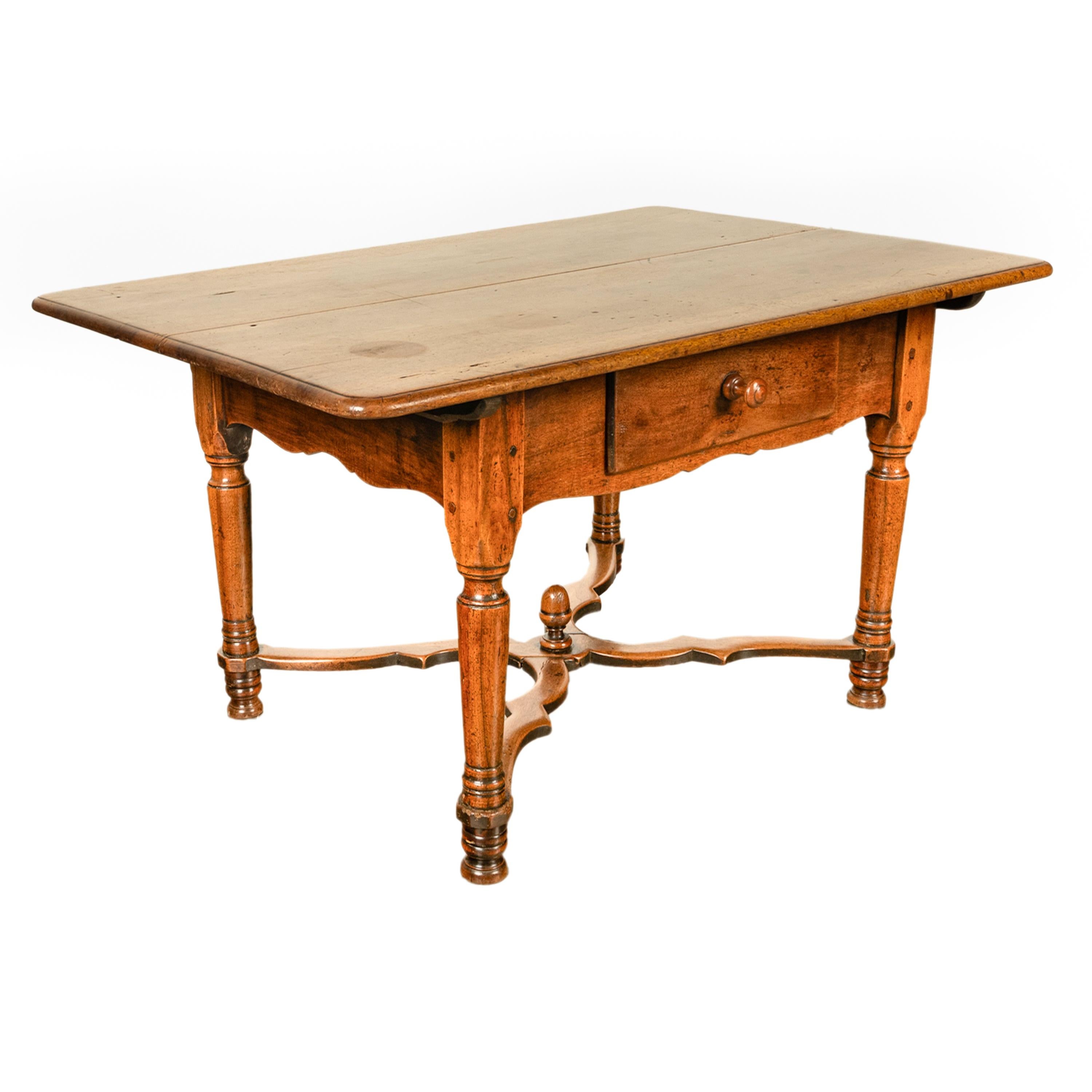 Ancienne table de salle à manger fermière Louis XIII en noyer 1820 Bon état - En vente à Portland, OR