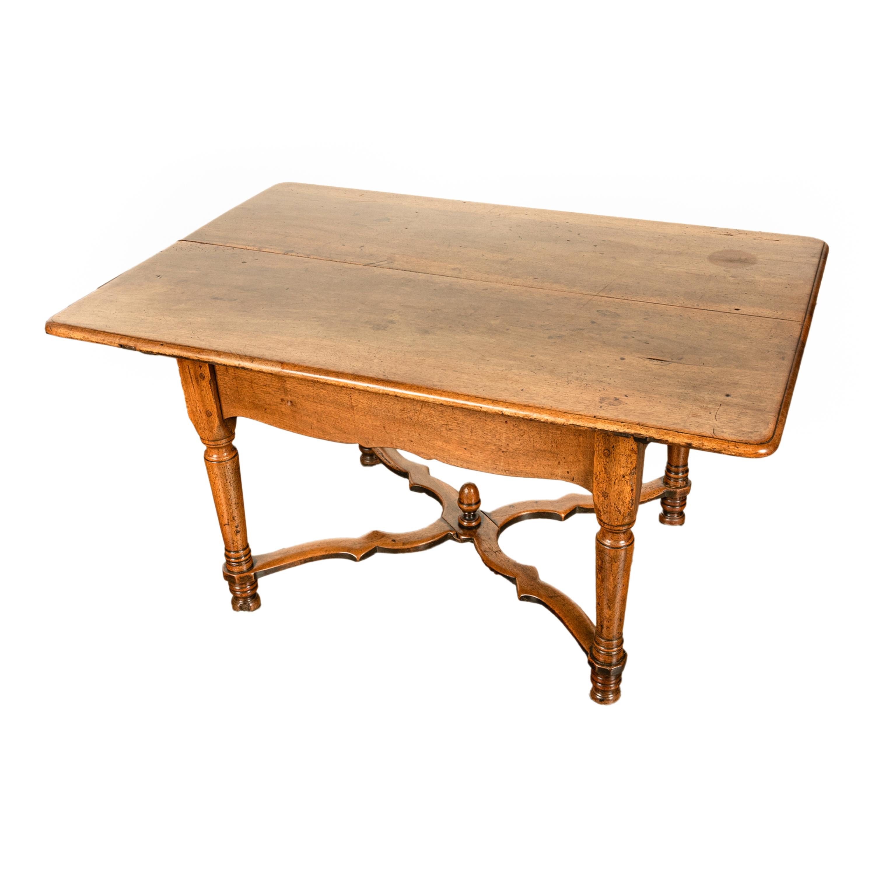 Noyer Ancienne table de salle à manger fermière Louis XIII en noyer 1820 en vente