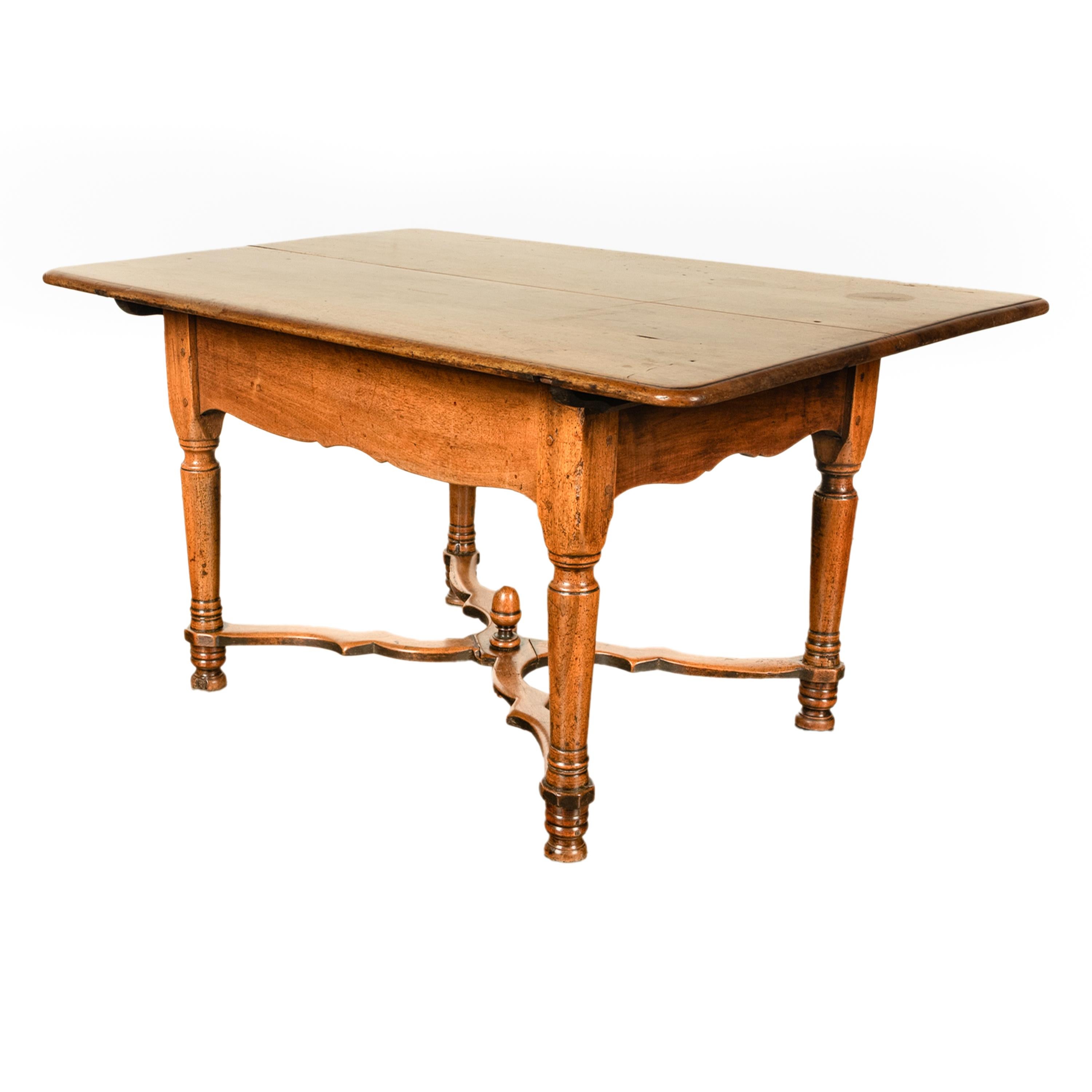 Ancienne table de salle à manger fermière Louis XIII en noyer 1820 en vente 1