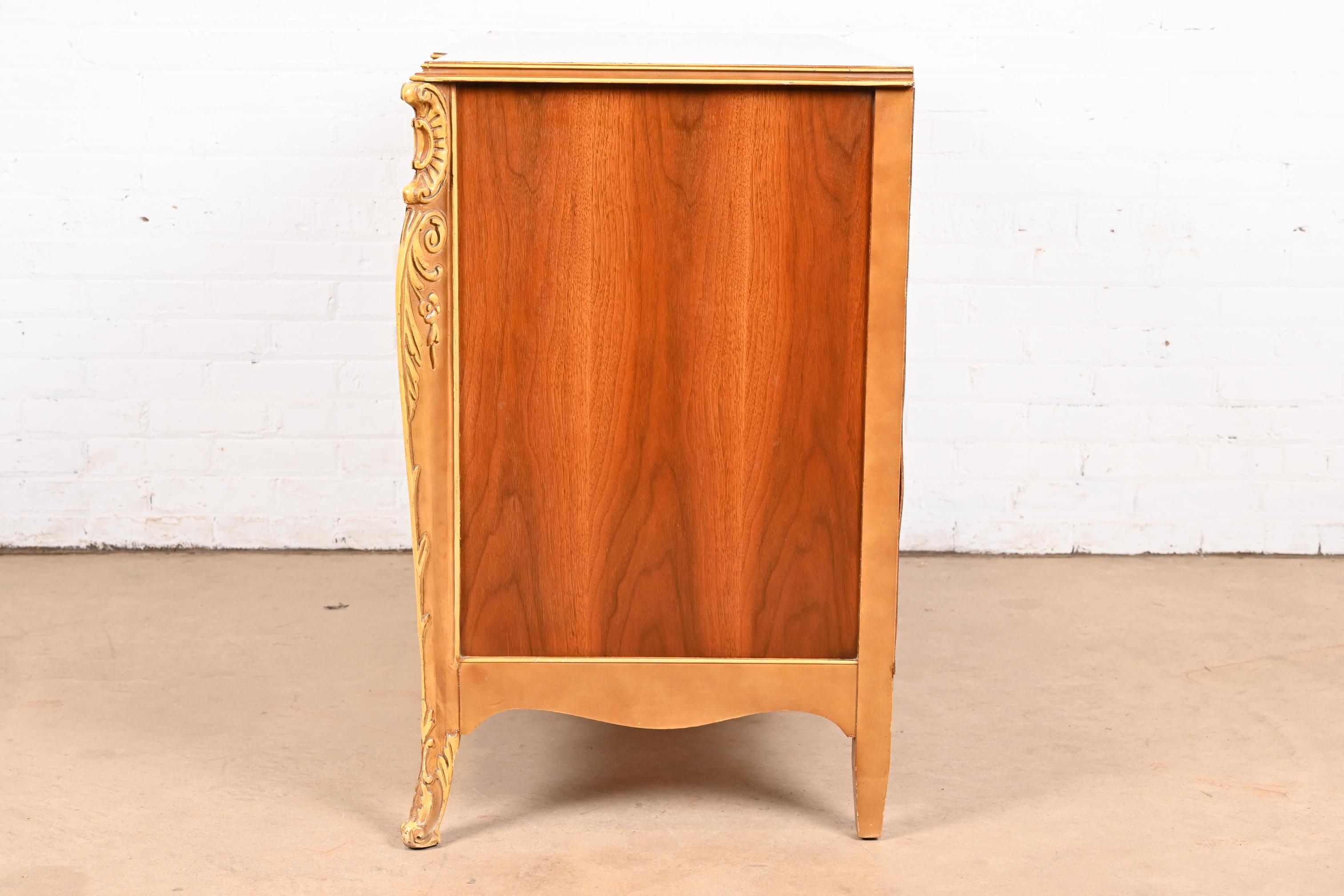 Antique French Provincial Louis XV, comò in legno di noce sbavato e dipinto a pacchi 3
