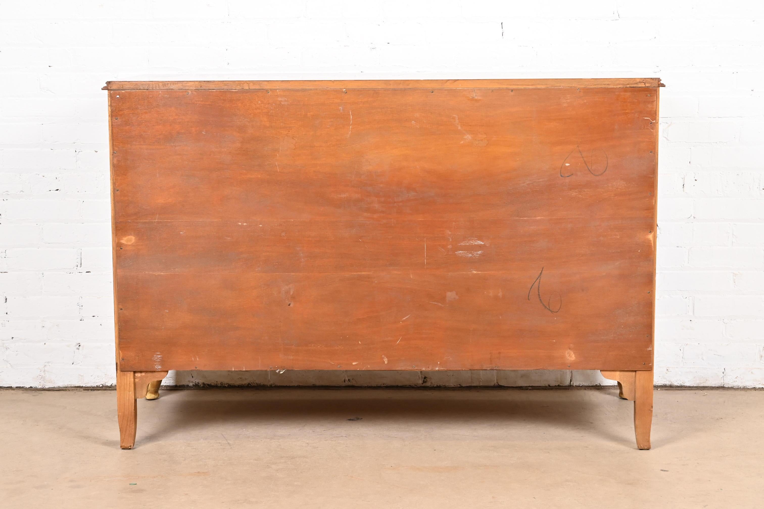 Antique French Provincial Louis XV, comò in legno di noce sbavato e dipinto a pacchi 4