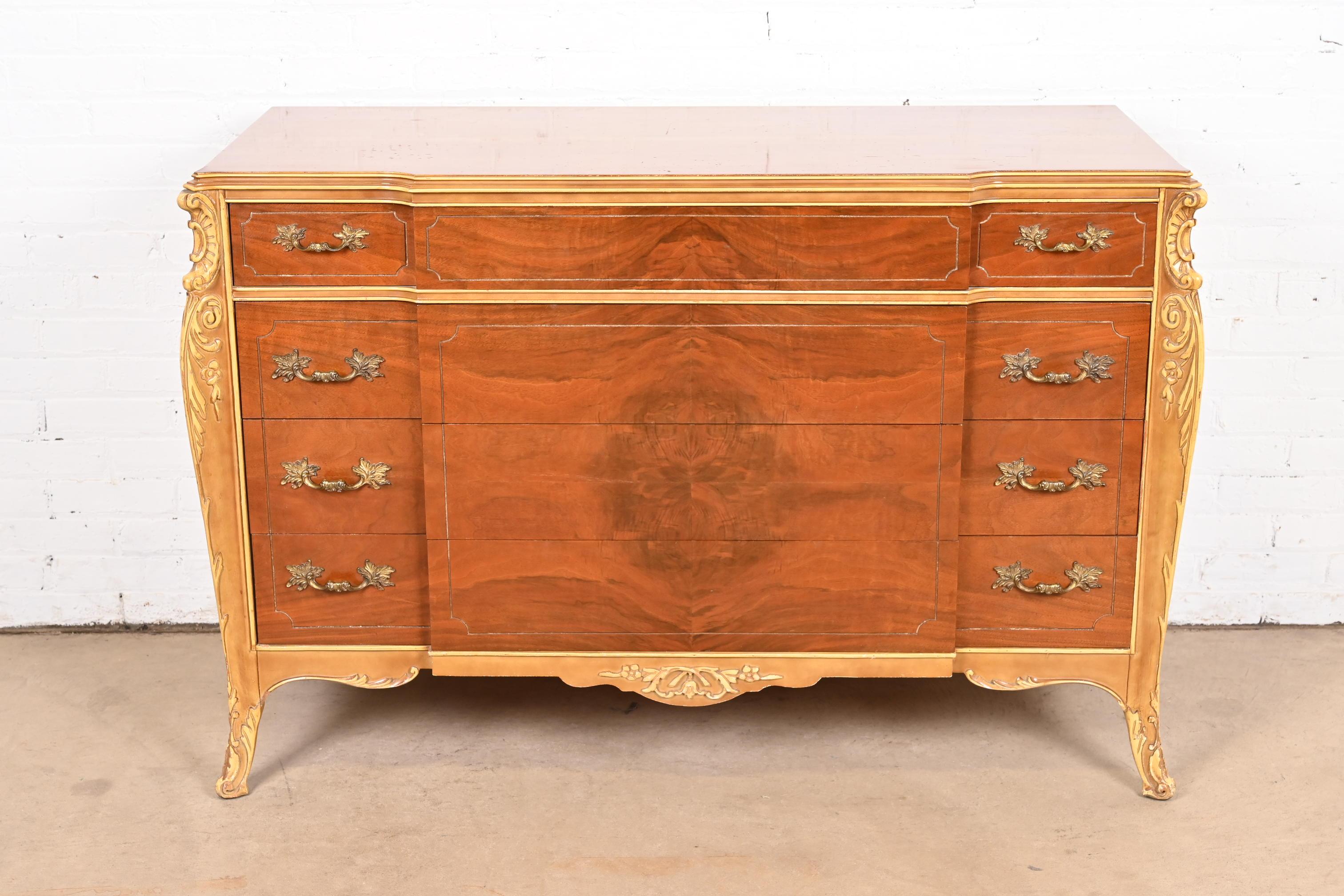 Un eccezionale comò o cassettiera in stile Luigi XV della Provincia Francese

Alla maniera di Romweber

Da Joerns Brothers Furniture

USA, circa anni '20

Splendido noce burlato accoppiato a libro, con finiture e gambe dipinte e ferramenta originale
