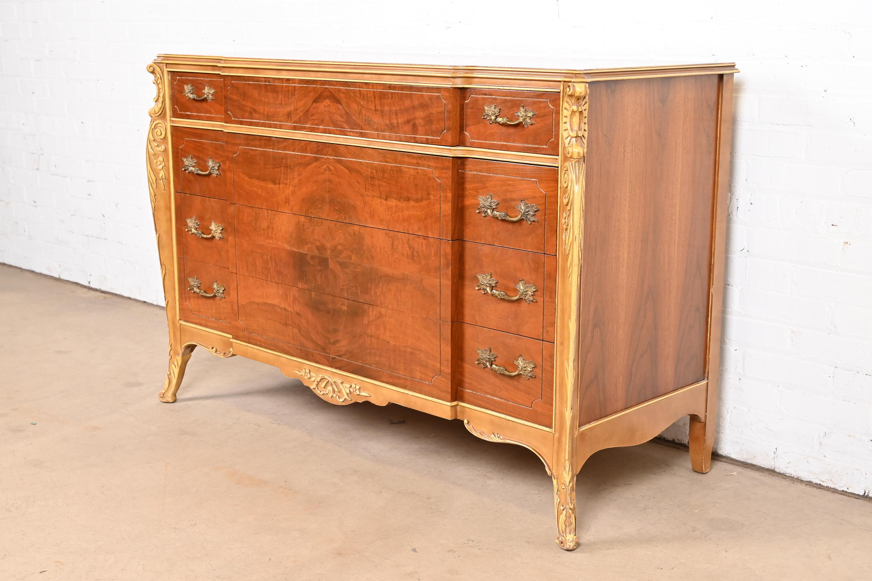 Stile provenzale Antique French Provincial Louis XV, comò in legno di noce sbavato e dipinto a pacchi